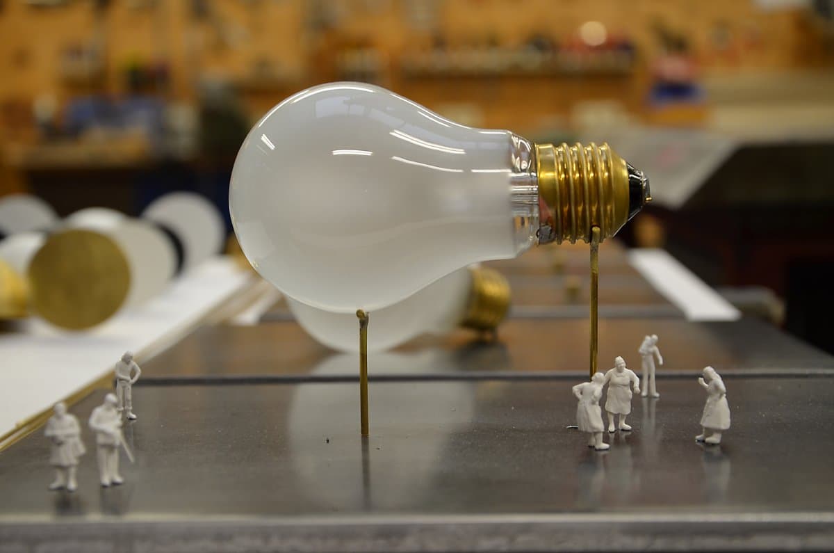 Настольный светильник Ingo Maurer I Ricchi Poveri - Monument for a Bulb Ingo Maurer