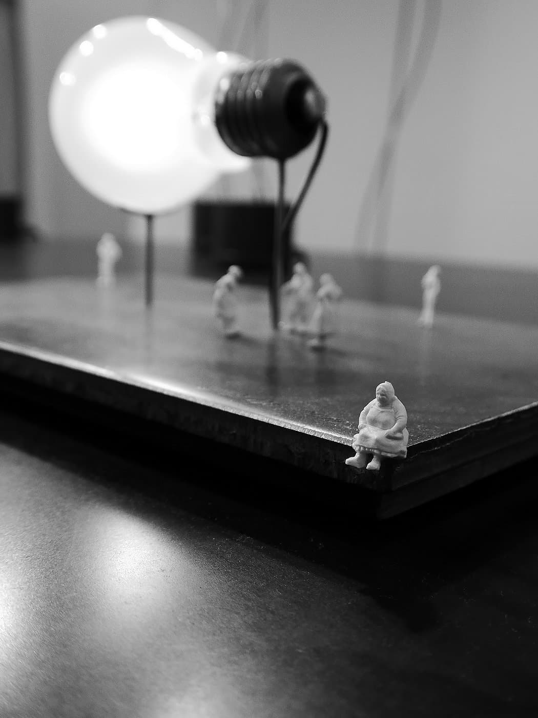 Настольный светильник Ingo Maurer I Ricchi Poveri - Monument for a Bulb Ingo Maurer