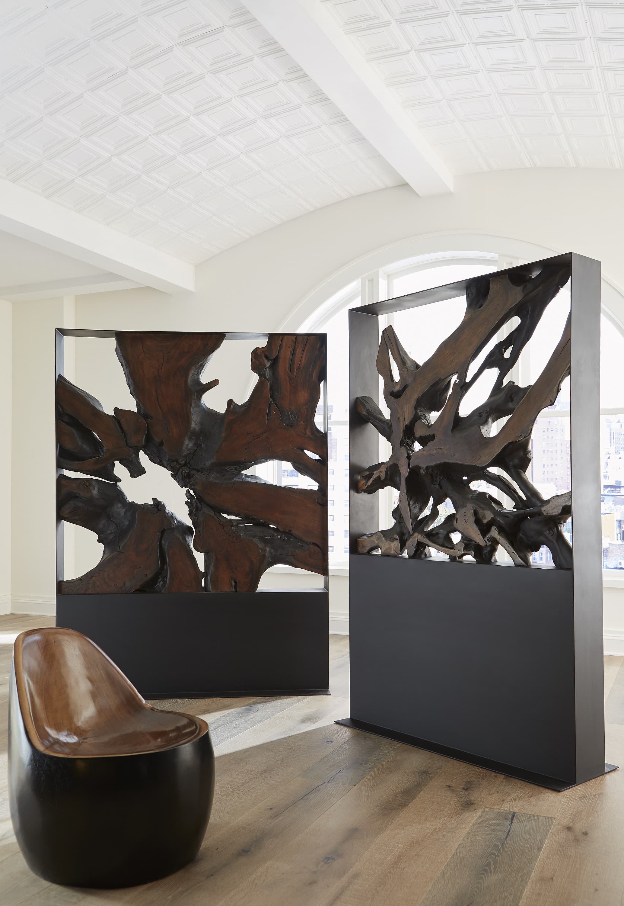 Кресло Phillips Collection Egg Chair, Suar Wood