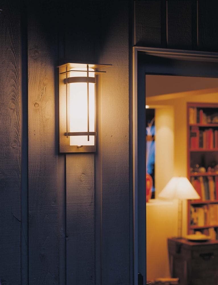 Настенный уличный светильник Hubbardton Forge Banded with Top Plate Small Outdoor Sconce Hubbardton Forge