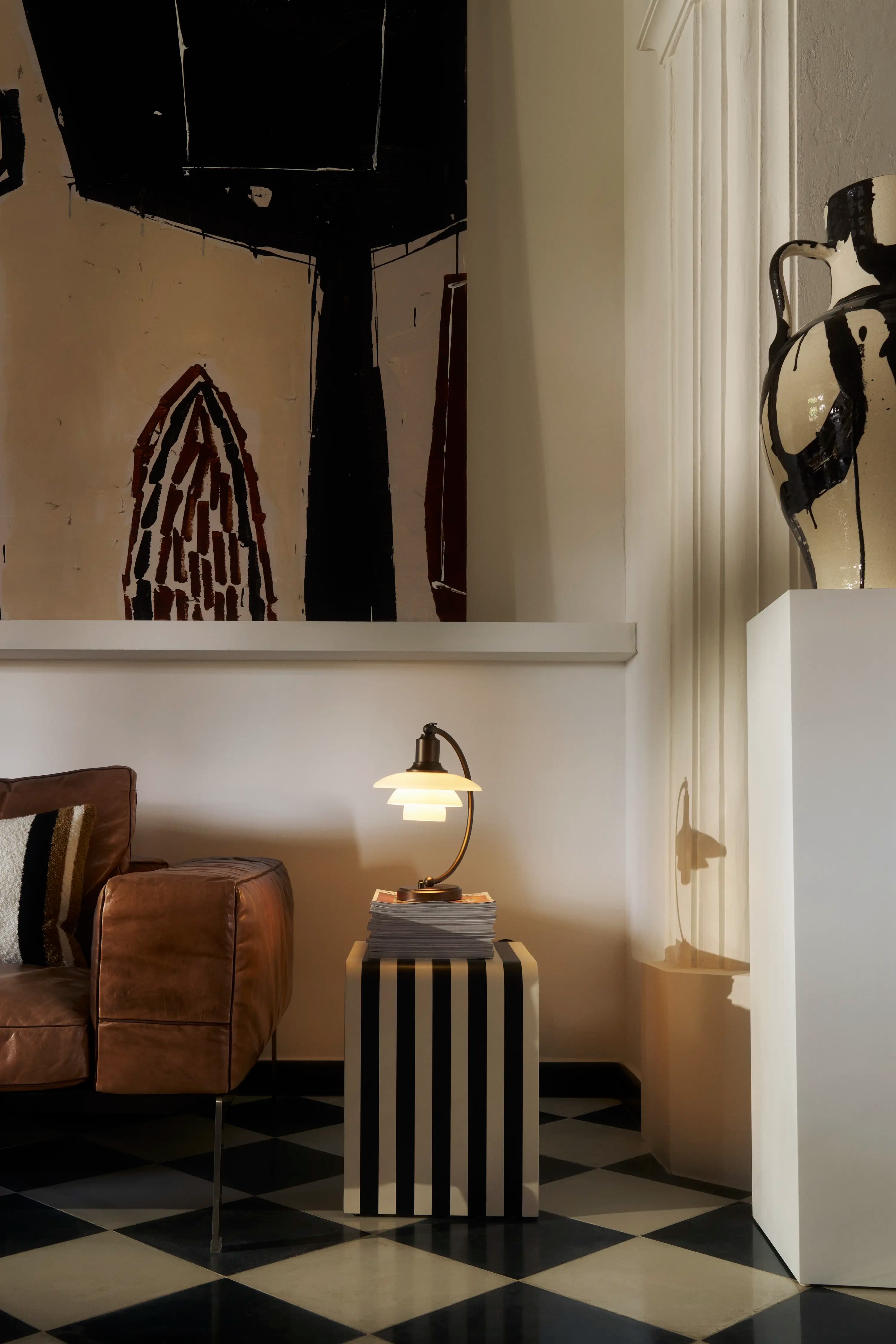 Louis Poulsen PH 2/2 Luna Aged Brass Opal Table Lamp Aged brass/opal glass — фото 4