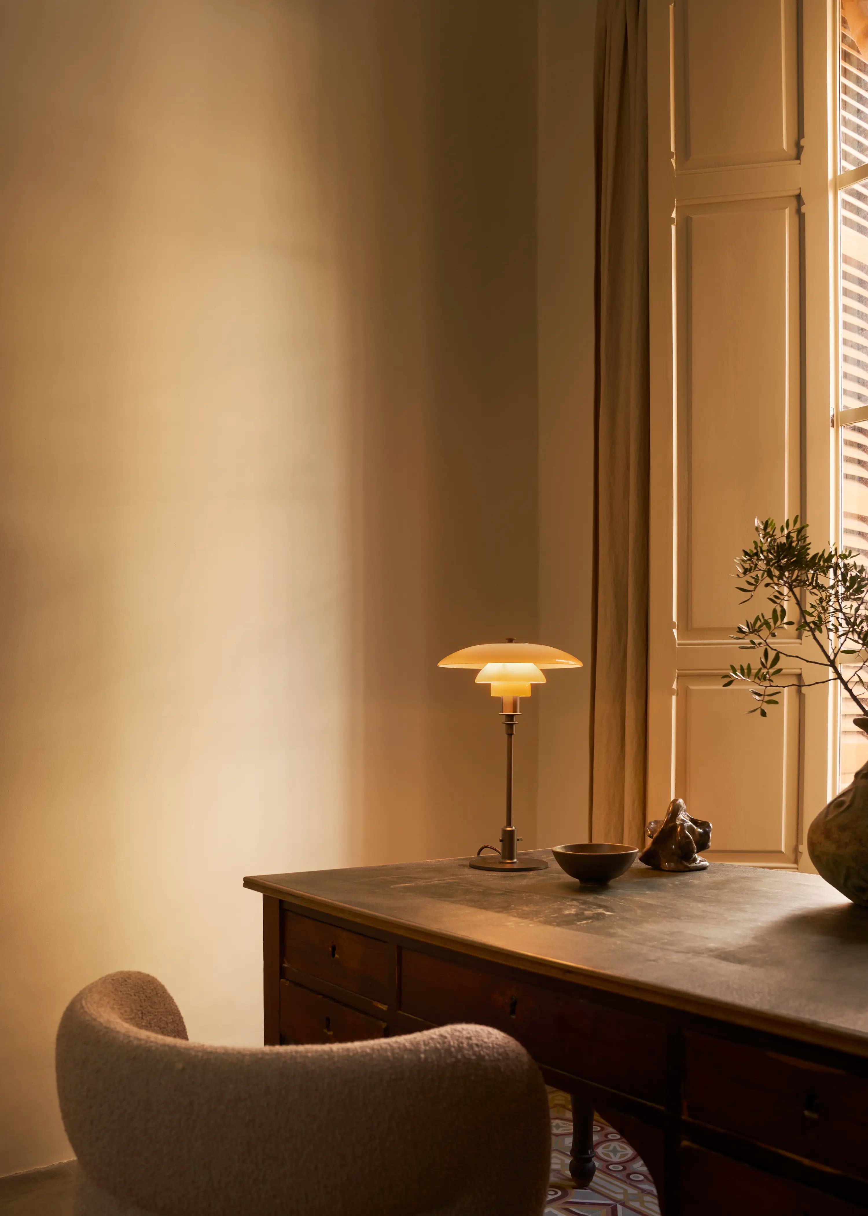 Louis Poulsen PH 3/2 Table Lamp Aged brass/yellow glass — фото 1