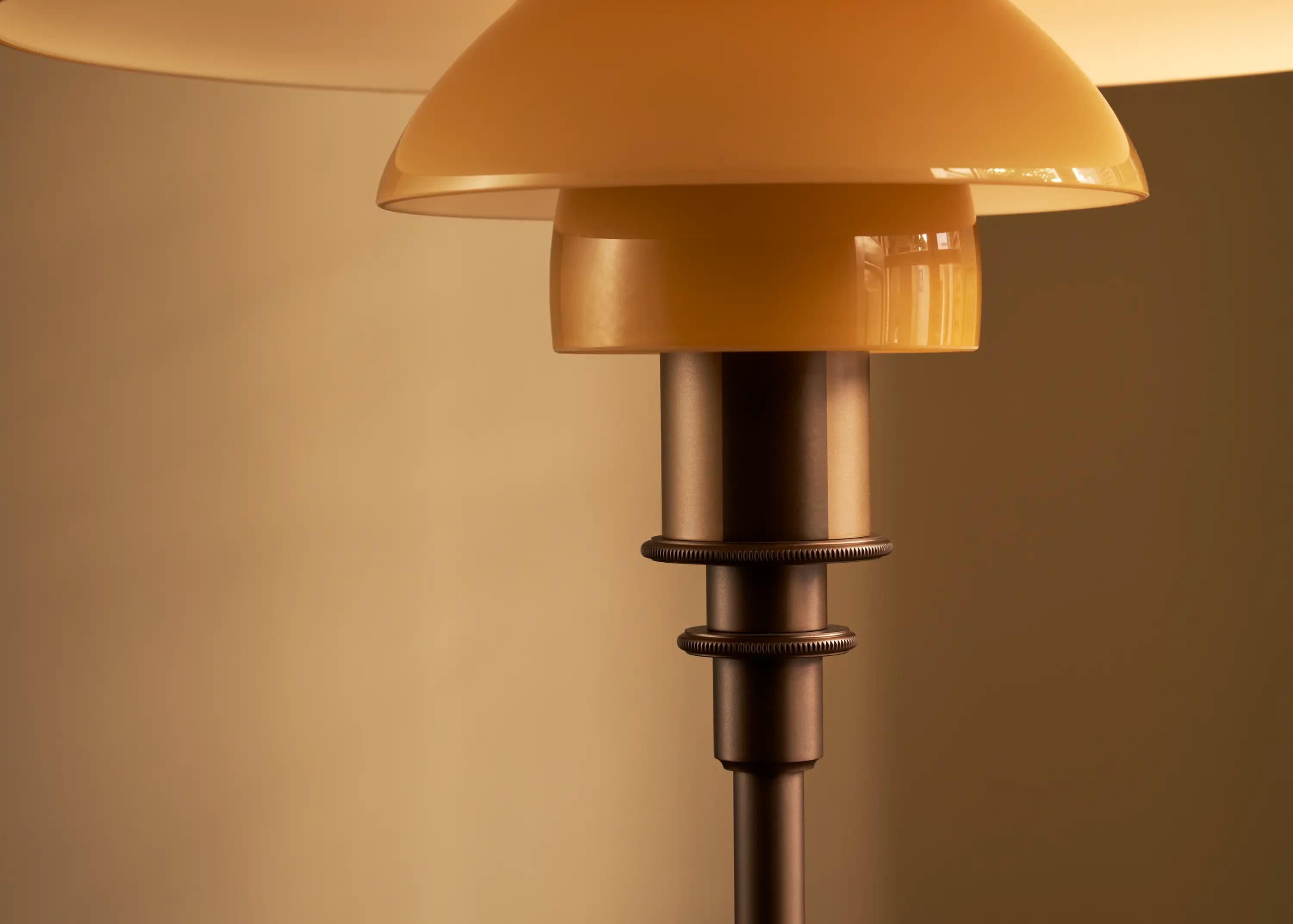 Louis Poulsen PH 3/2 Table Lamp Aged brass/yellow glass — фото 4
