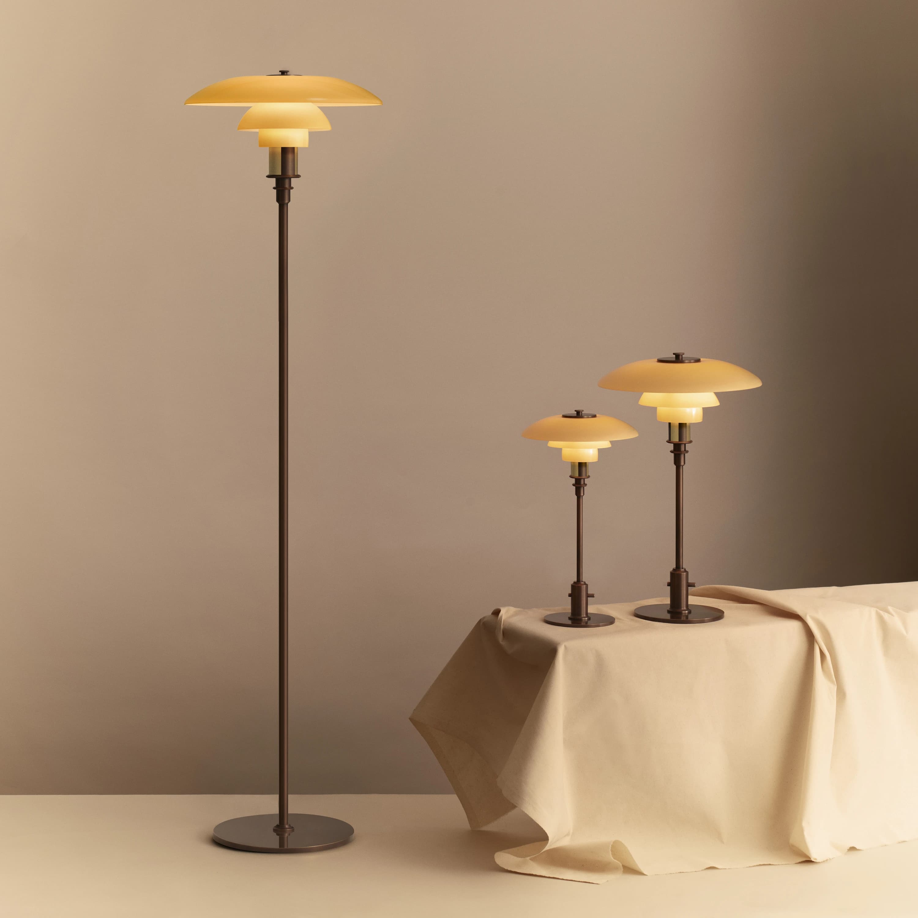 Louis Poulsen PH 2/1 Table Lamp Aged brass/yellow glass — фото 2