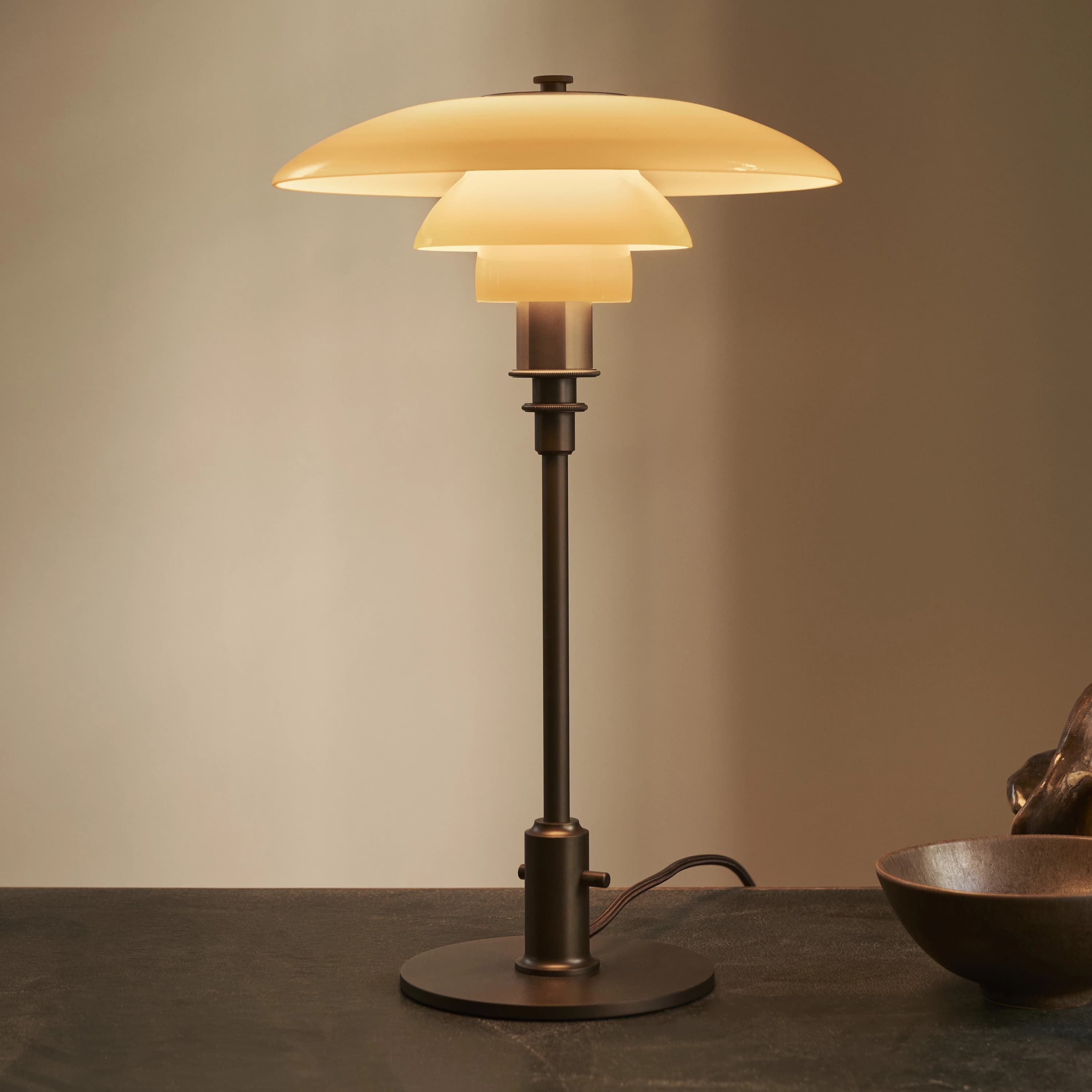Louis Poulsen PH 3/2 Table Lamp Aged brass/yellow glass — фото 2