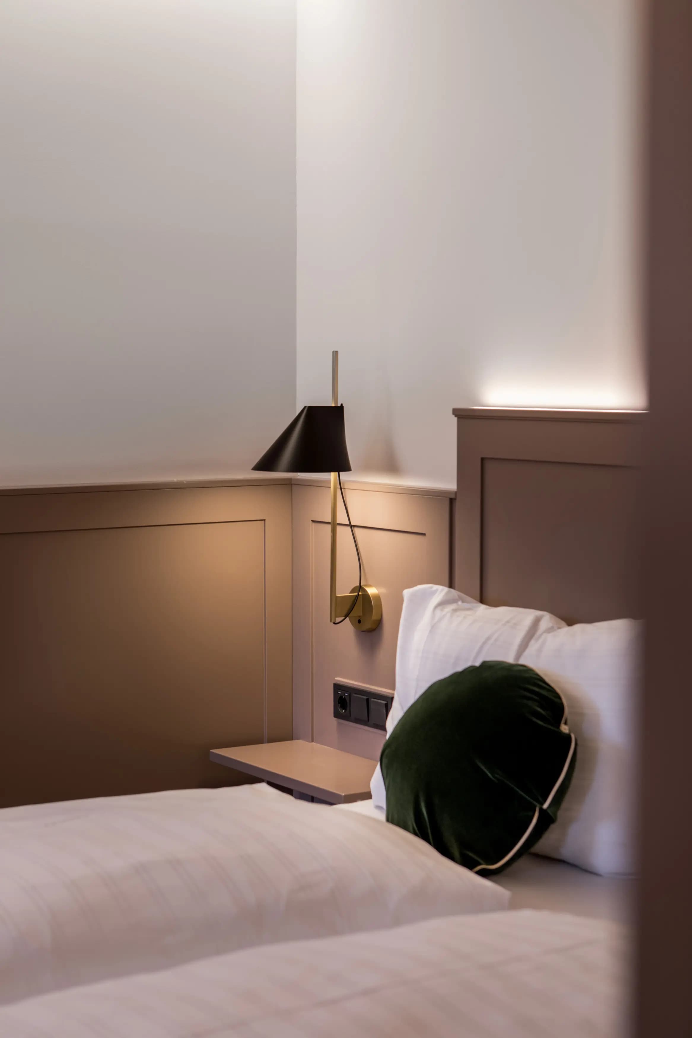 Louis Poulsen Yuh Wall Lamp Brass/black — фото 4