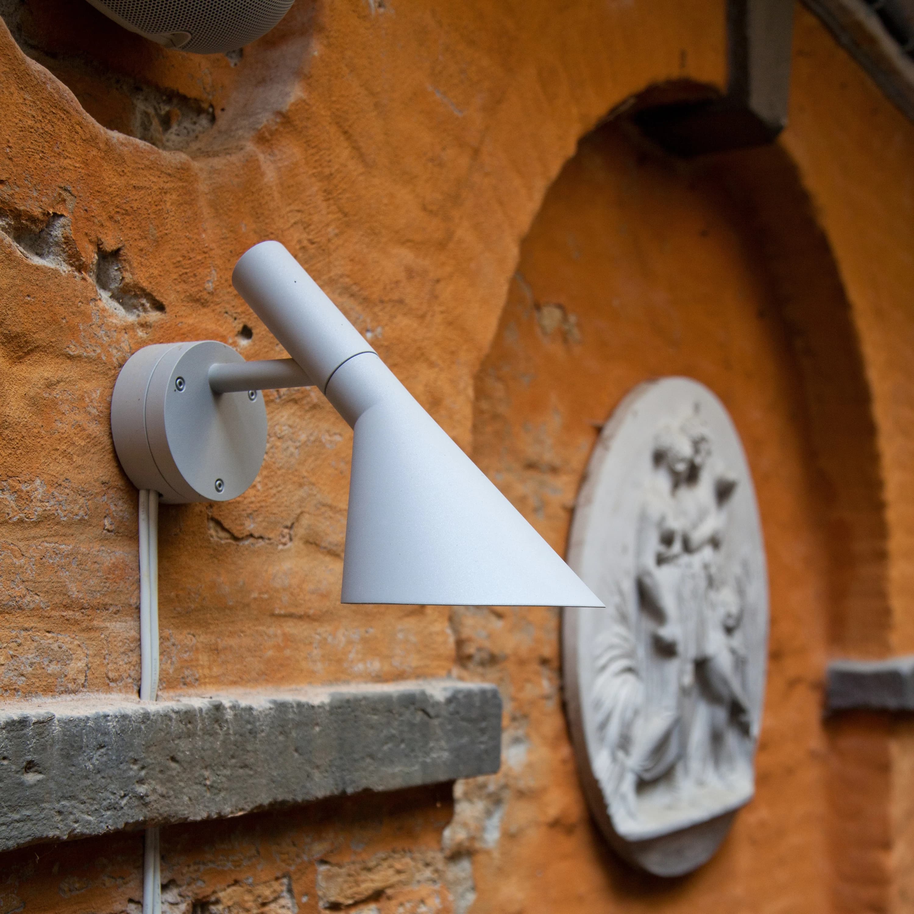 Louis Poulsen AJ 50 Outdoor Wall Lamp White texture — фото 4