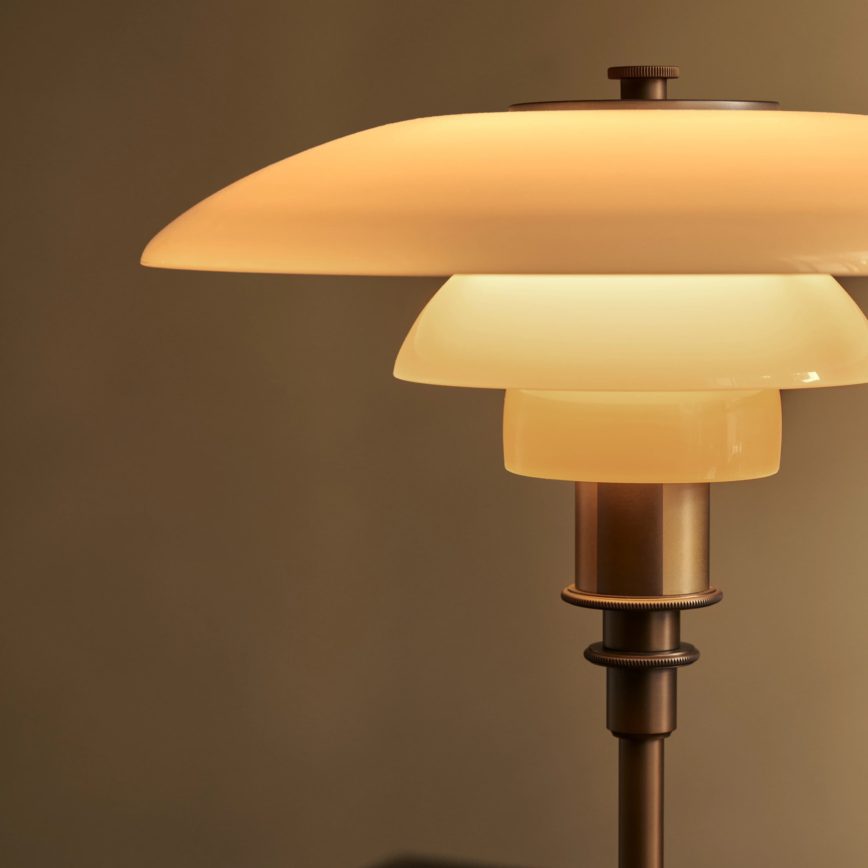 Louis Poulsen PH 3/2 Table Lamp Aged brass/yellow glass — фото 5