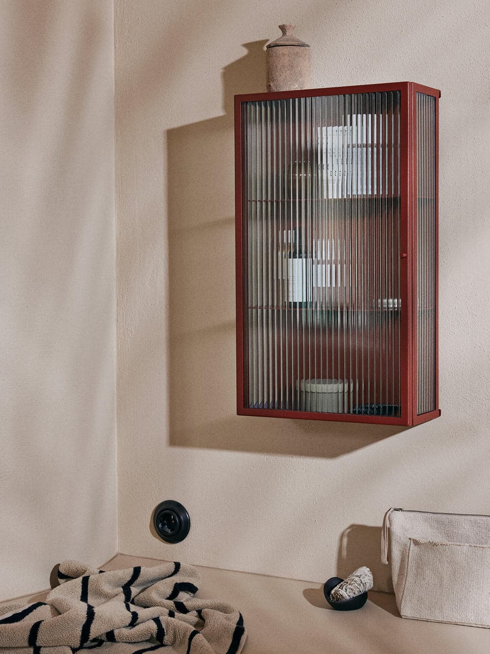 Ferm Living Haze Wall Cabinet - Reeded Glass - Oxide Red — фото 3