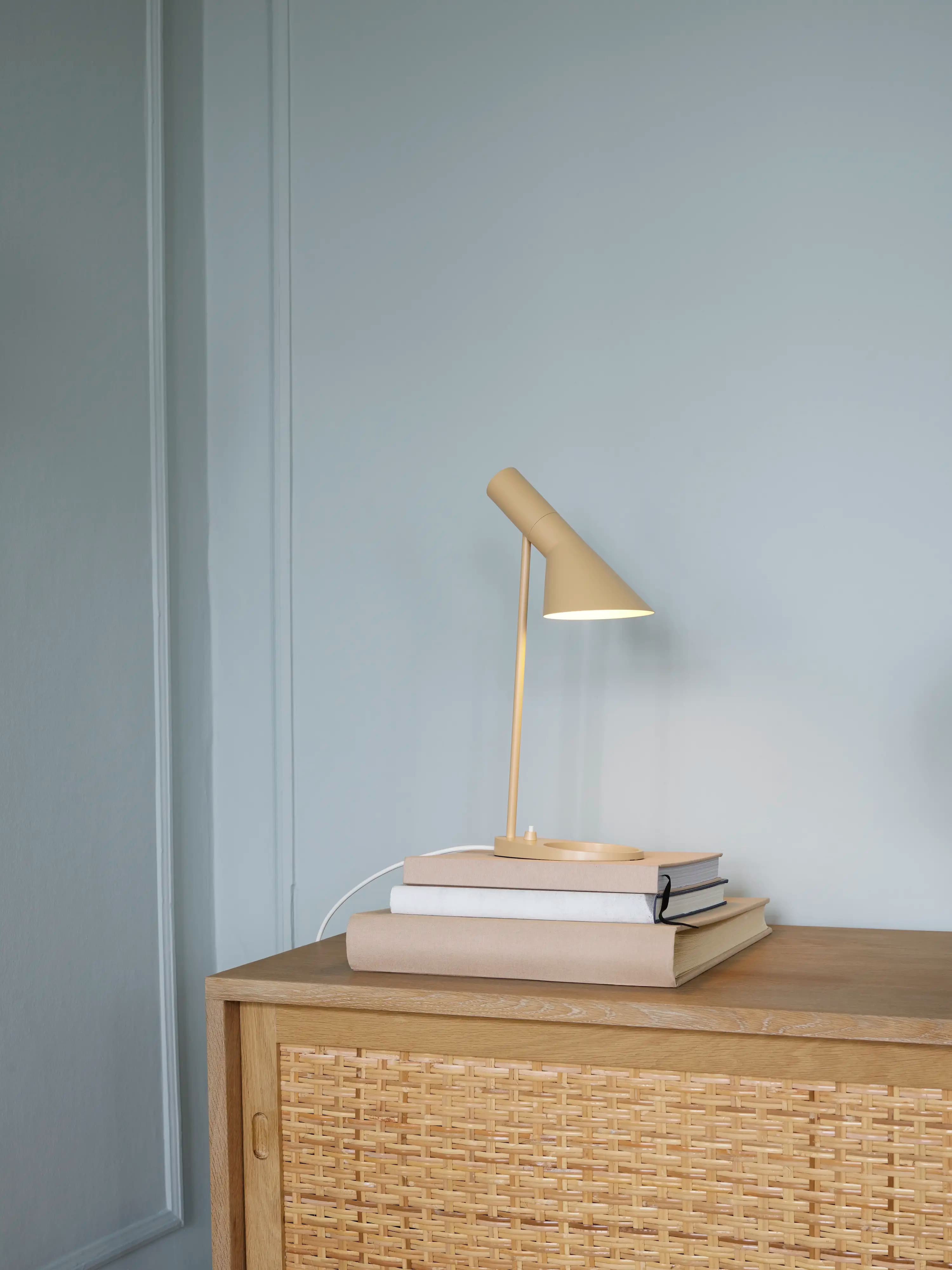 Louis Poulsen AJ Mini Table Lamp Warm sand — фото 3