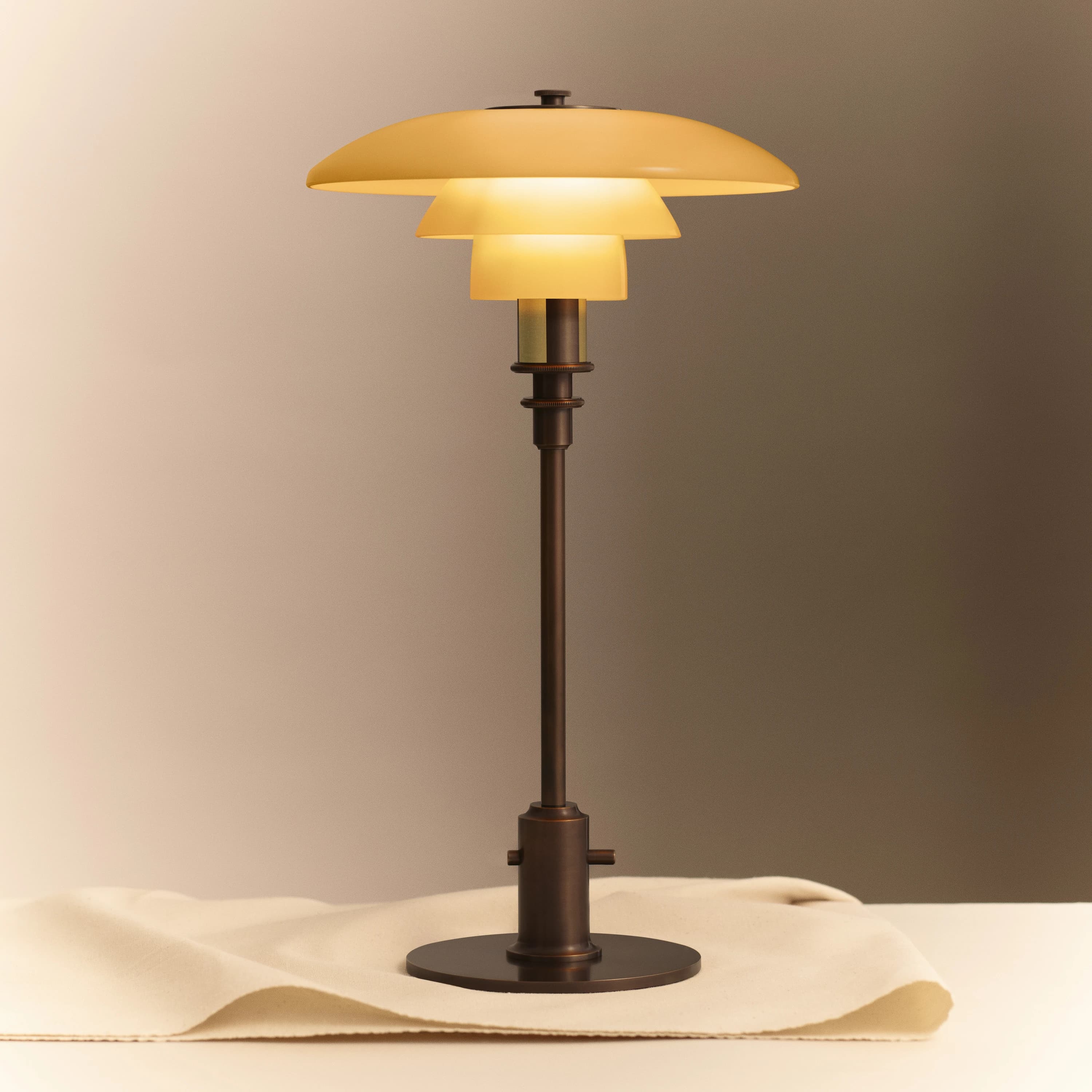 Louis Poulsen PH 2/1 Table Lamp Aged brass/yellow glass — фото 1