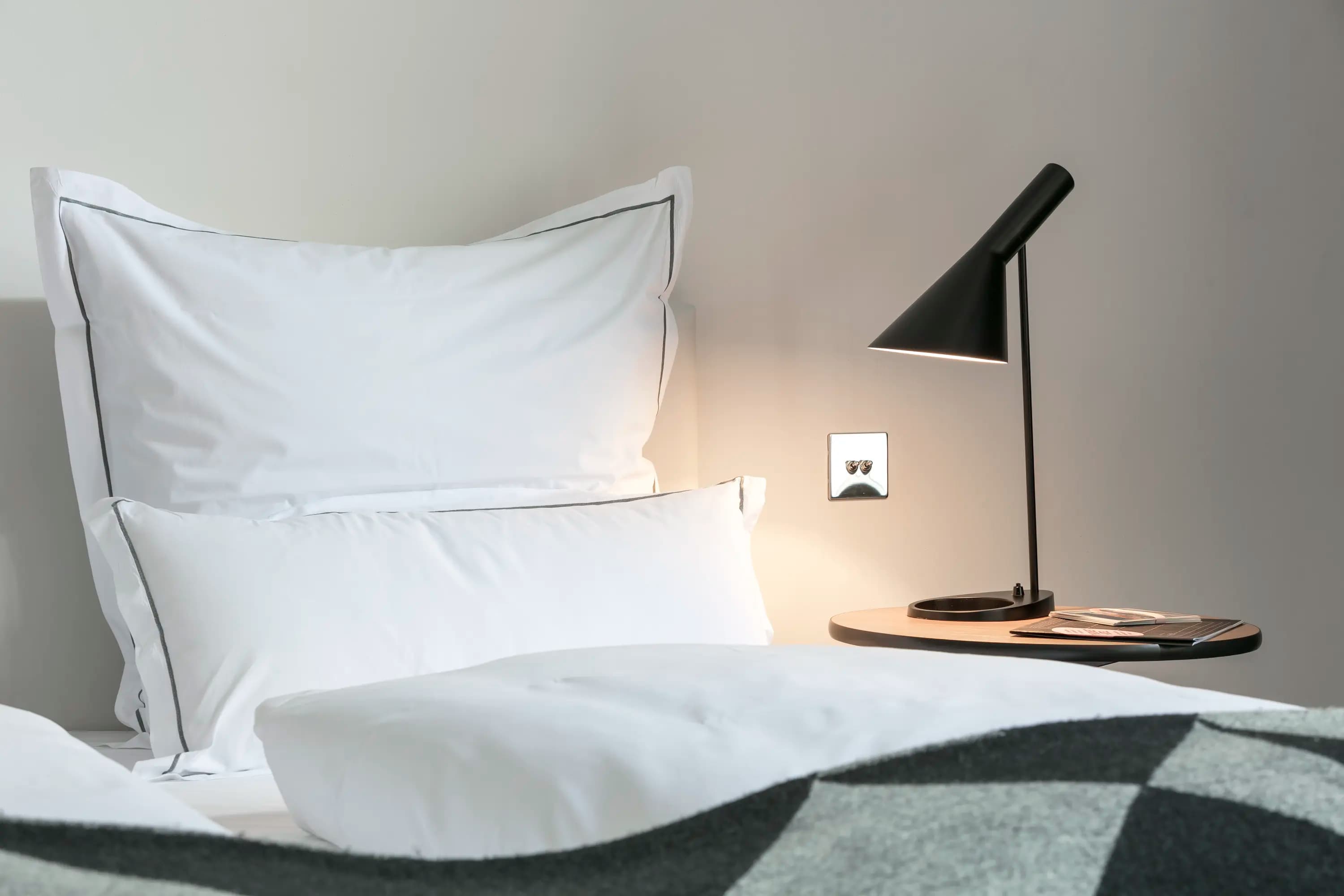 Louis Poulsen AJ Table Lamp Black — фото 3