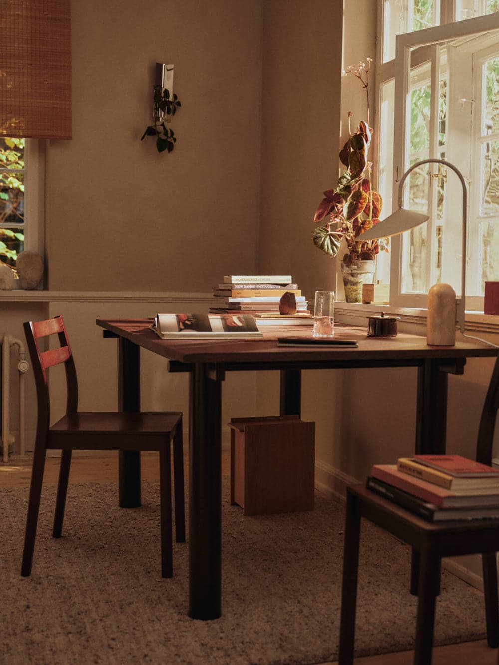 Ferm Living Atura Dining Table - Dark Chocolate/Burgundy Linoleum ferm LIVING — фото 6