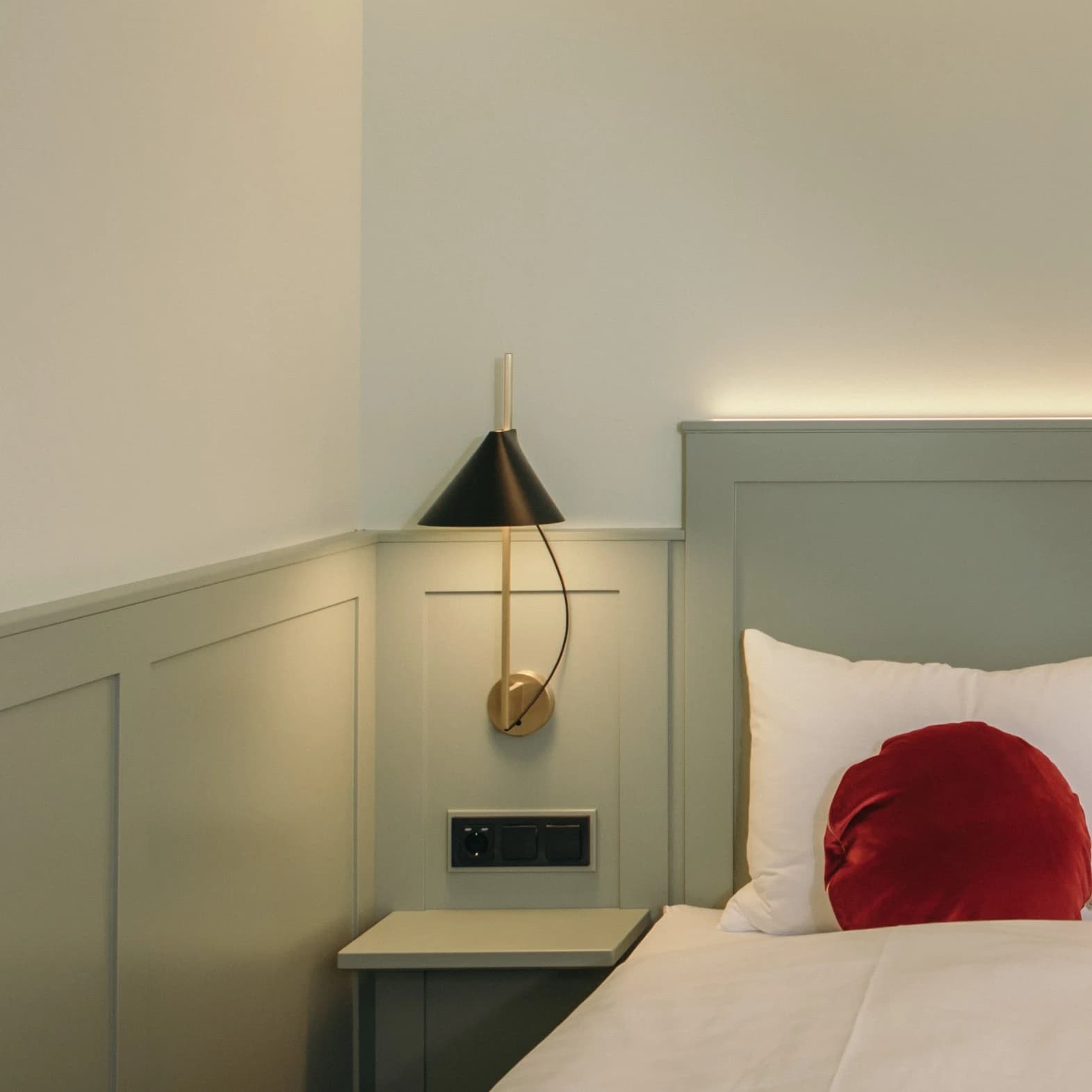 Louis Poulsen Yuh Wall Lamp Brass/black — фото 5