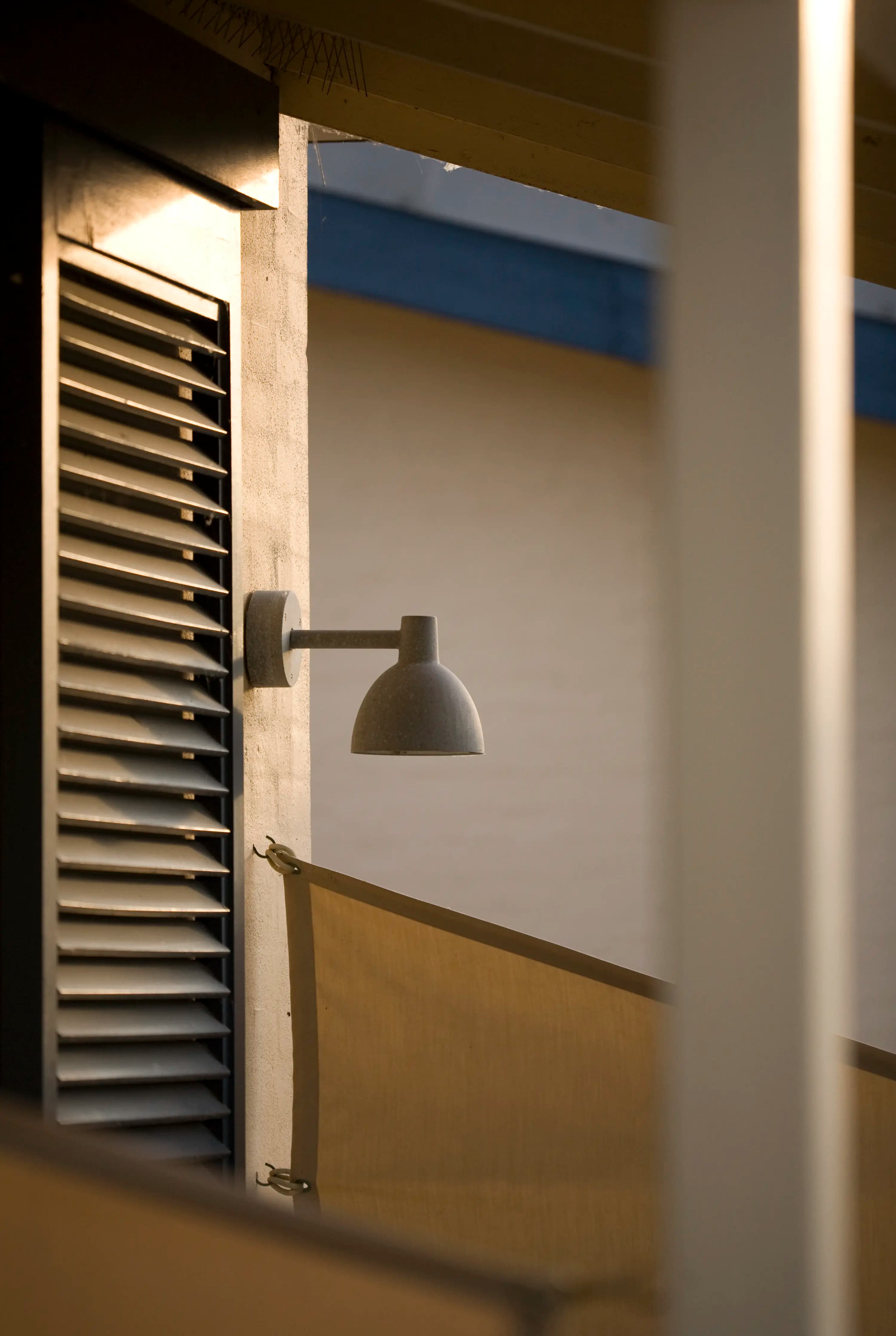 Louis Poulsen Toldbod 155 Outdoor Wall Lamp Aluminium colour texture — фото 3