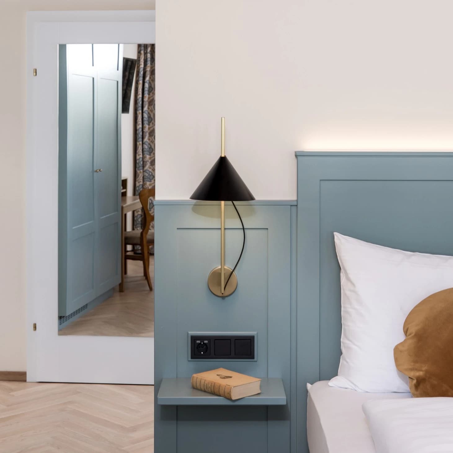 Louis Poulsen Yuh Wall Lamp Brass/black — фото 2