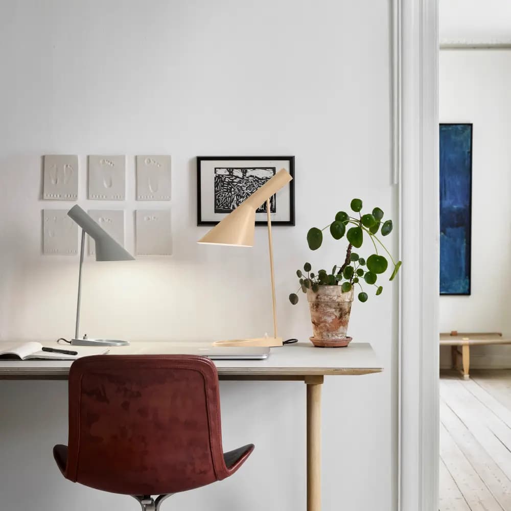 Louis Poulsen AJ Mini Table Lamp Warm grey — фото 3