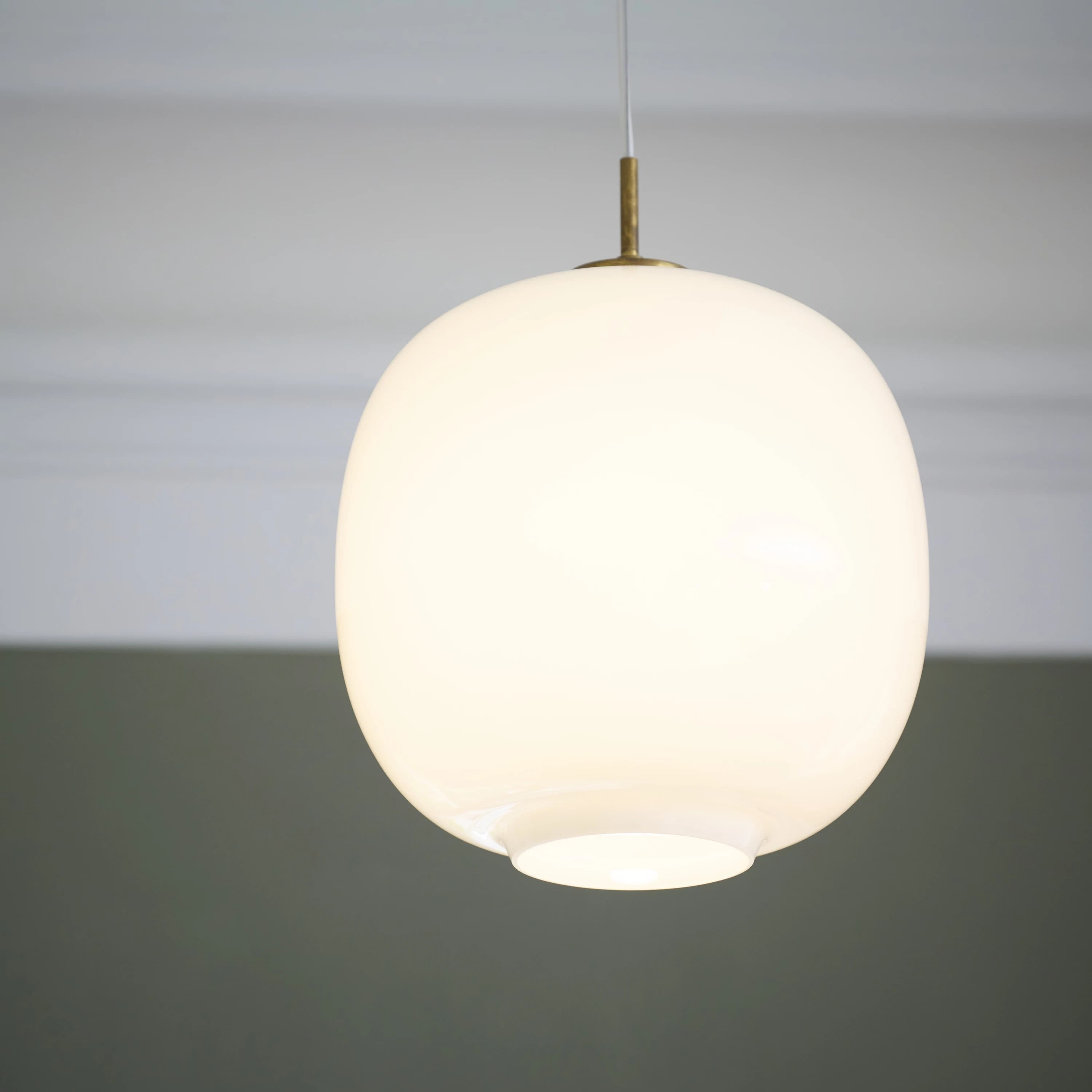 Louis Poulsen VL 45 Radiohus Pendant Brass/glossy white opal glass Ø 370 — фото 8