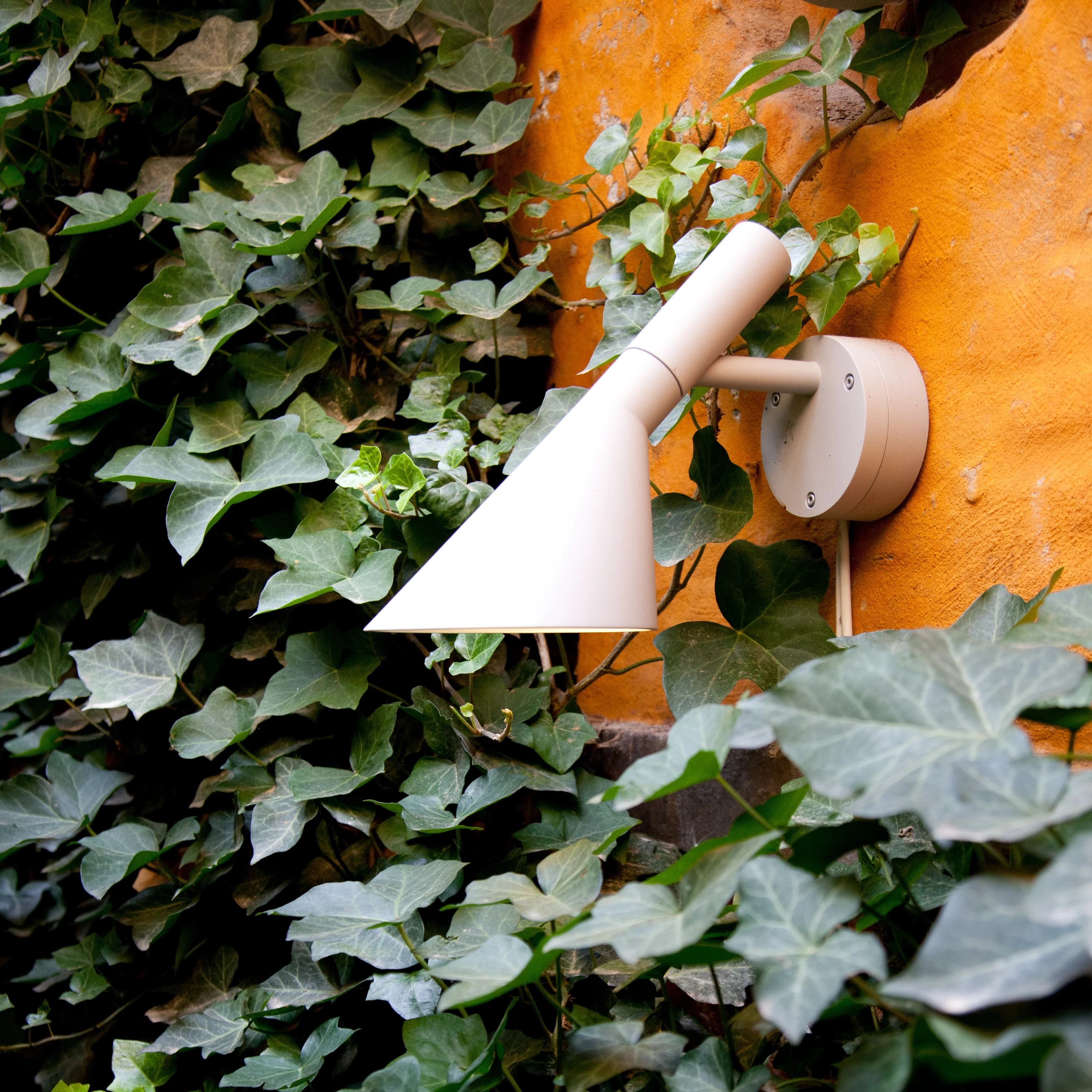 Louis Poulsen AJ 50 Outdoor Wall Lamp White texture — фото 3