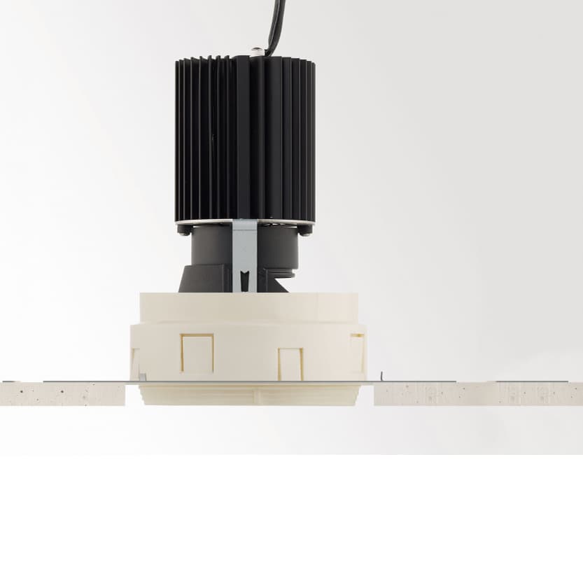 Встраиваемый в потолок светильник Delta Light iMAX ADJUSTABLE TRIMLESS BL4 82710
