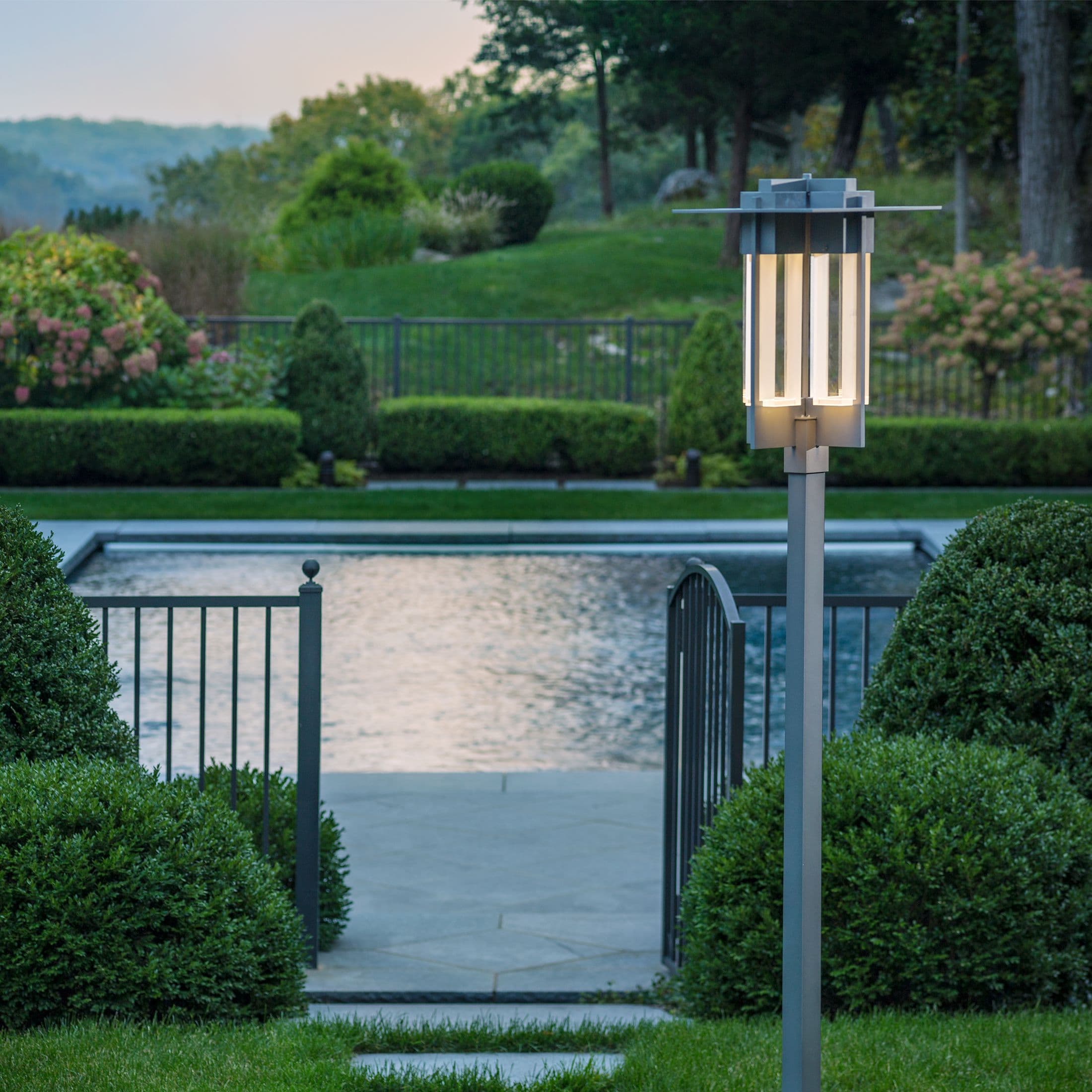 Уличный светильник Hubbardton Forge Axis Large Outdoor Post Light — фото 2