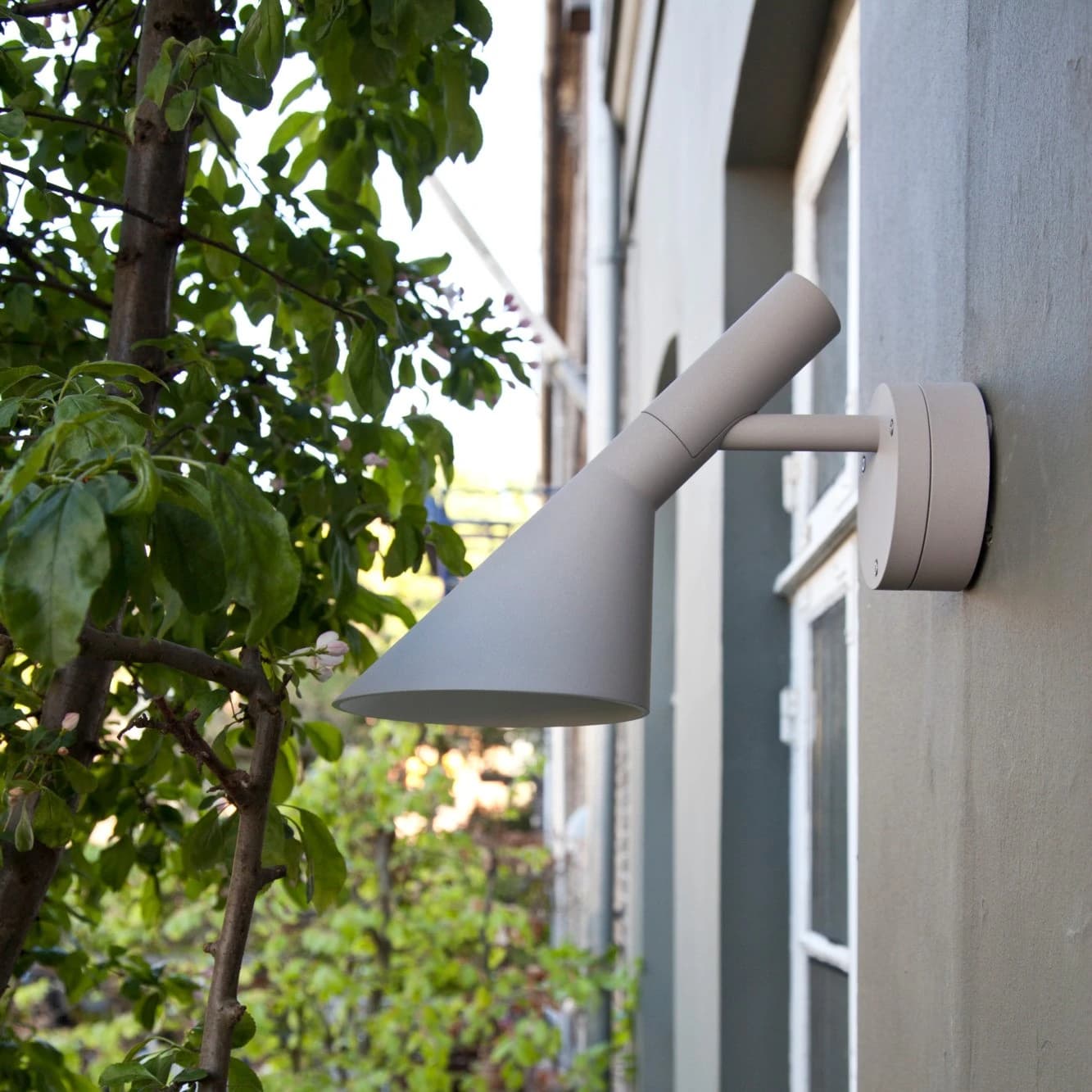 Louis Poulsen AJ 50 Outdoor Wall Lamp White texture — фото 5