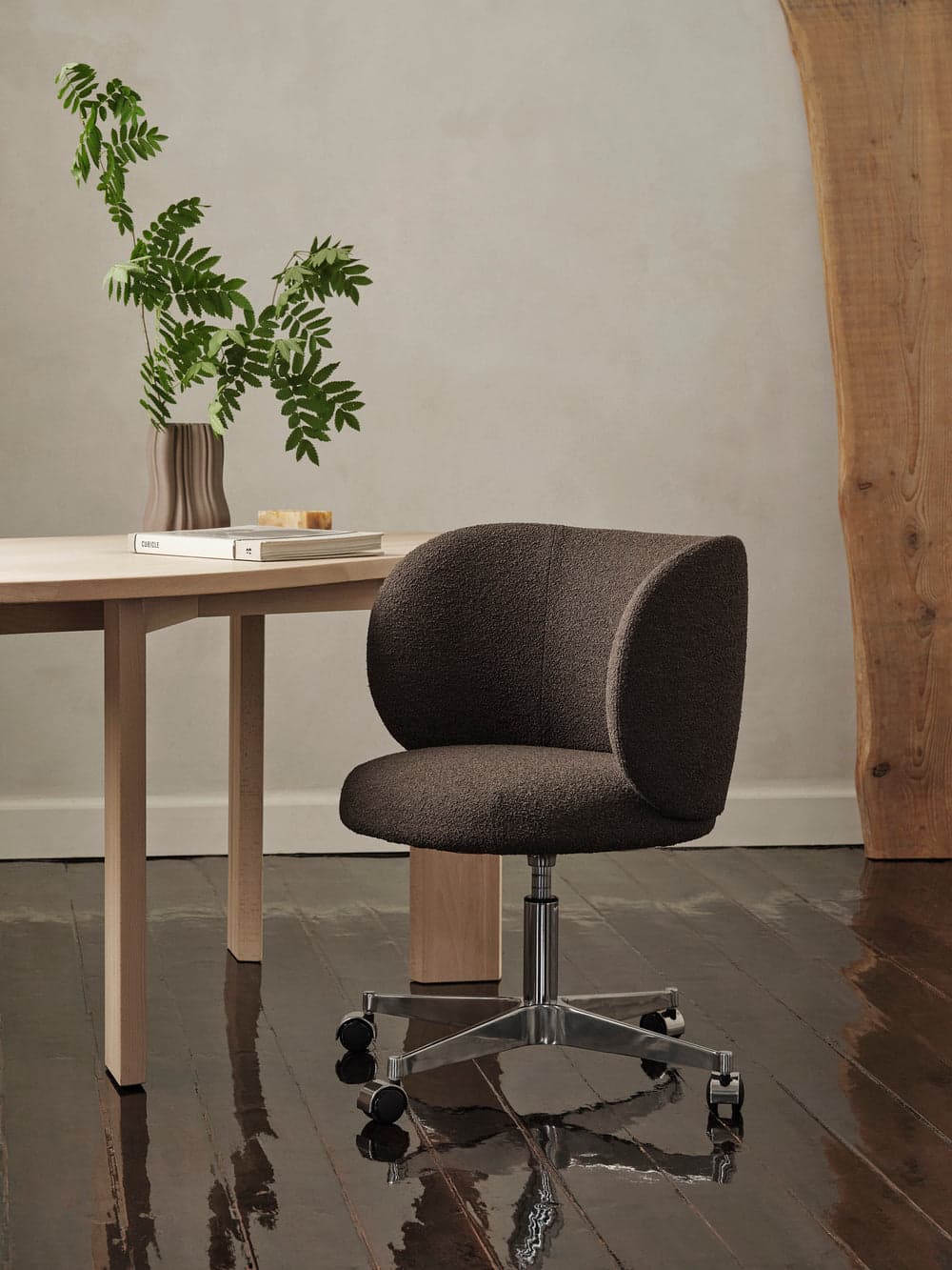 Ferm Living Rico Dining Chair - Castors - Soft Bouclé - Dark Brown — фото 3