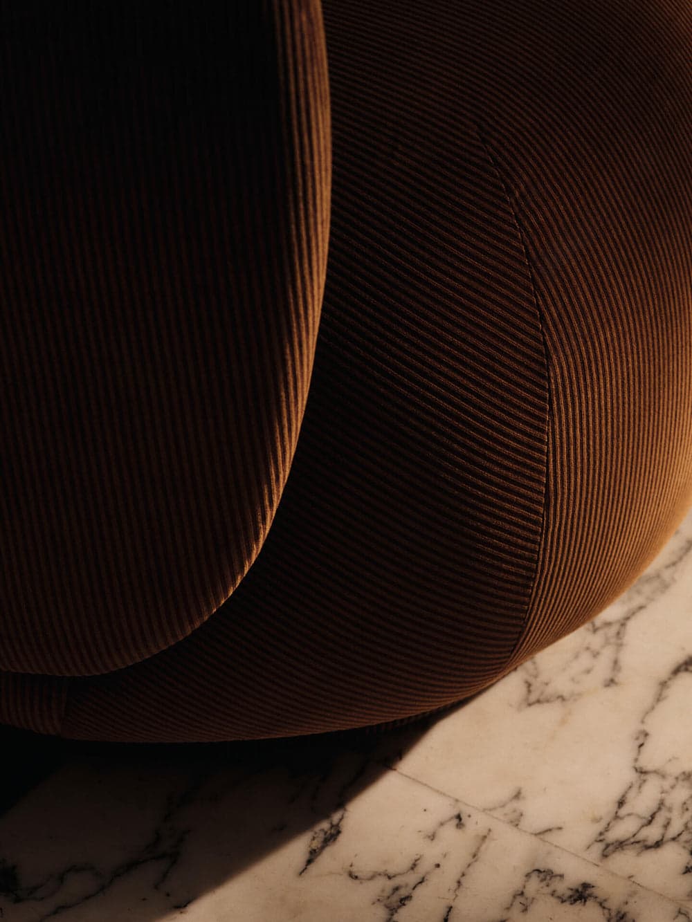 Ferm Living Rico Lounge Chair - Devoré Velvet - Rust — фото 3