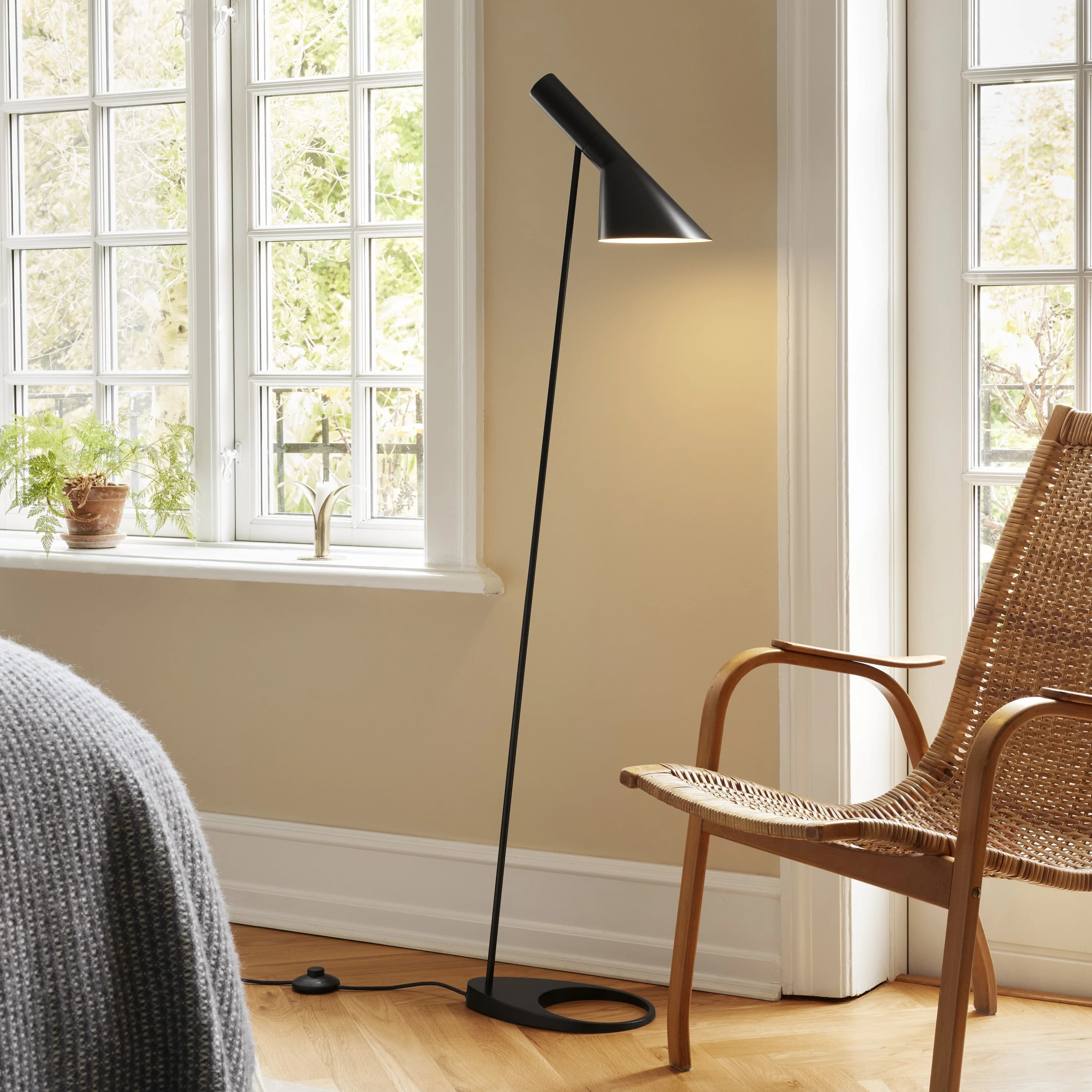 Louis Poulsen AJ Floor Lamp Black — фото 3