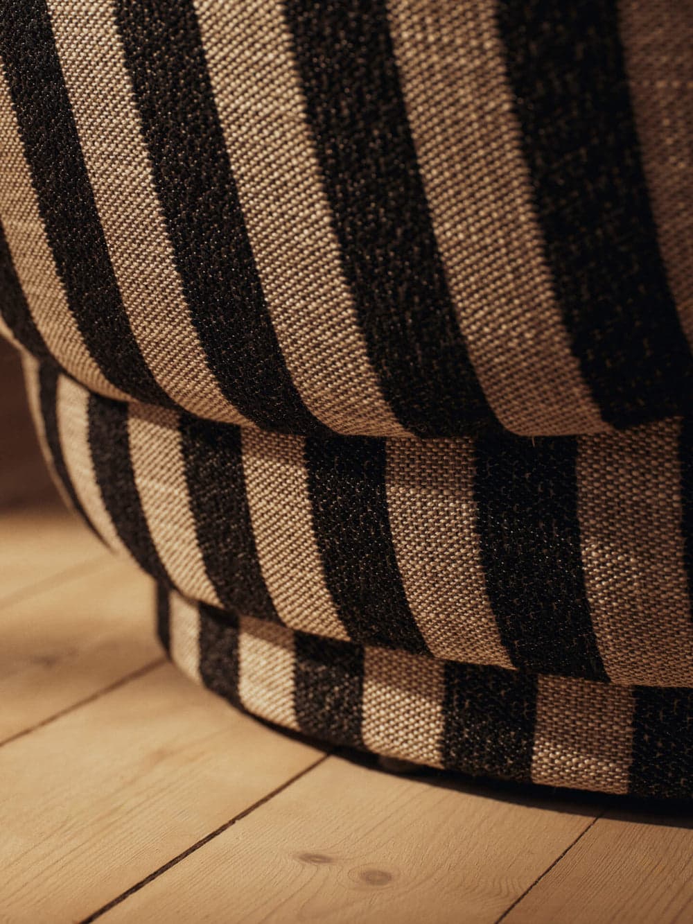 Ferm Living Rico Piccolo Lounge Chair - Louisiana - Sand/Black — фото 6