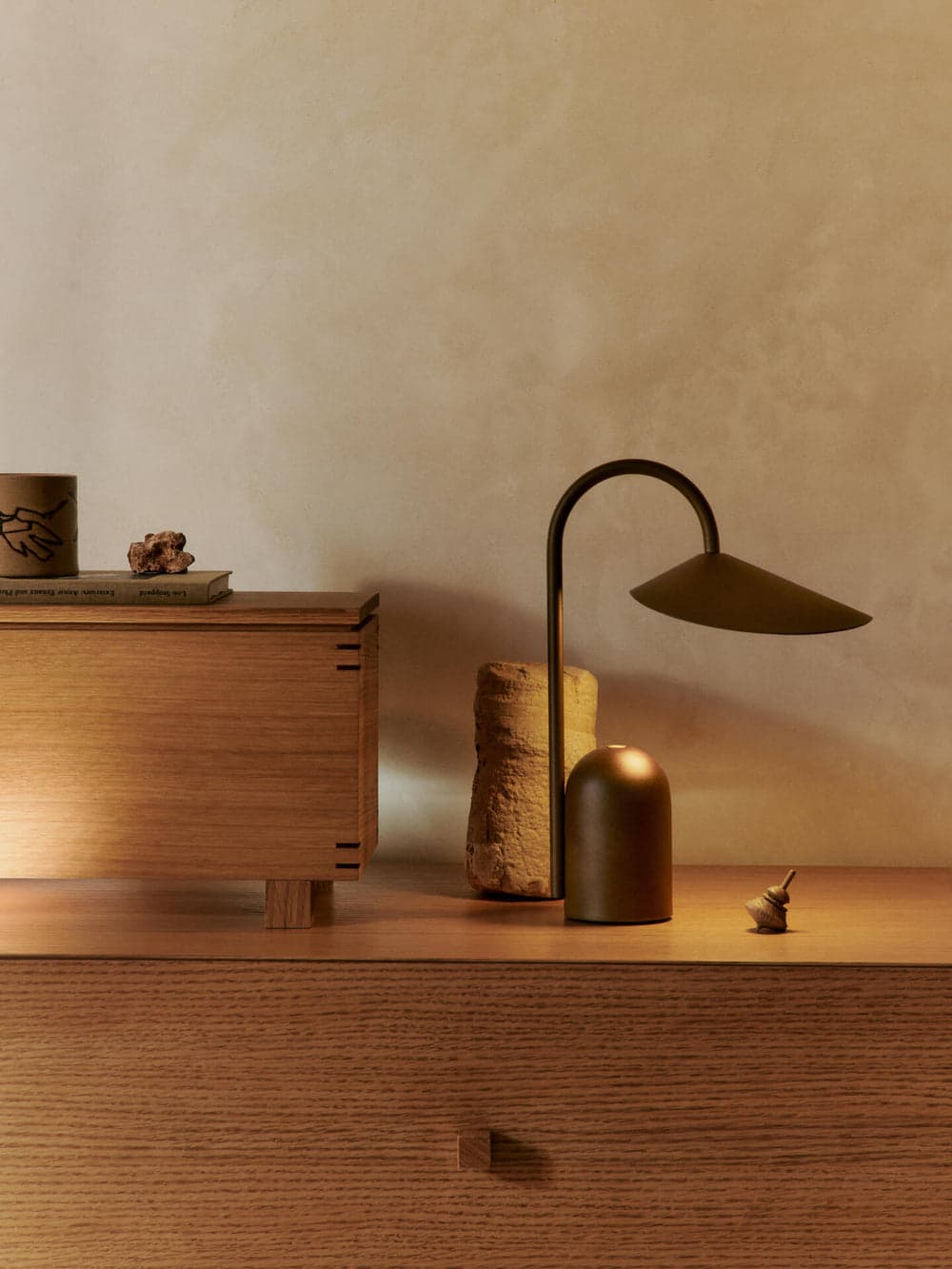 Ferm Living Arum Portable Lamp - Dark Chocolate — фото 3
