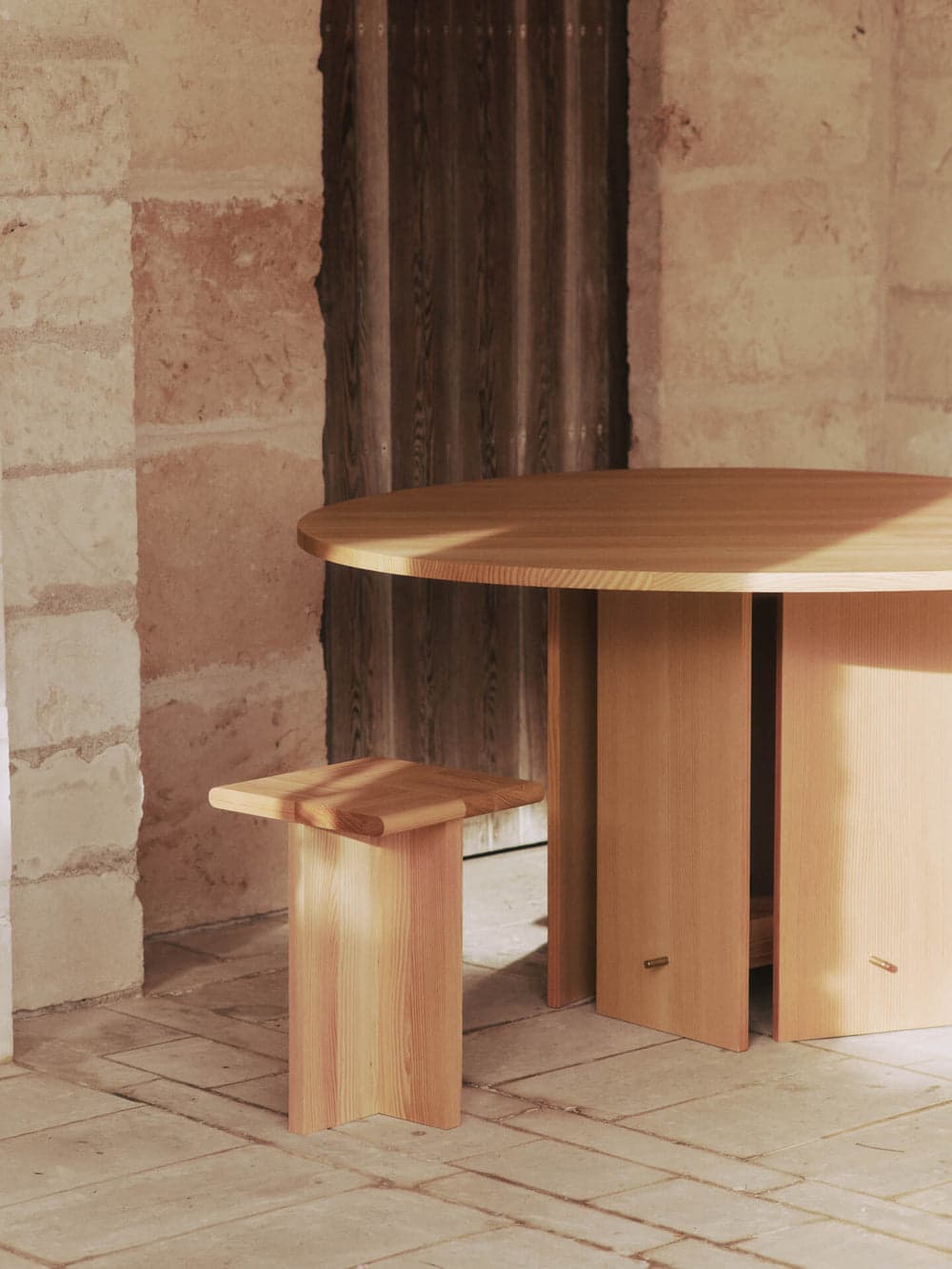 Ferm Living Aukko Dining Table - Ø140 - Douglas Fir — фото 4