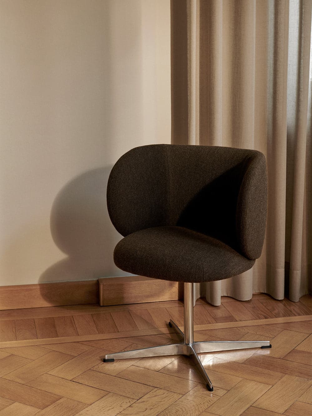 Ferm Living Rico Dining Chair - Swivel - Hallingdal - Dark Grey/Brown — фото 3