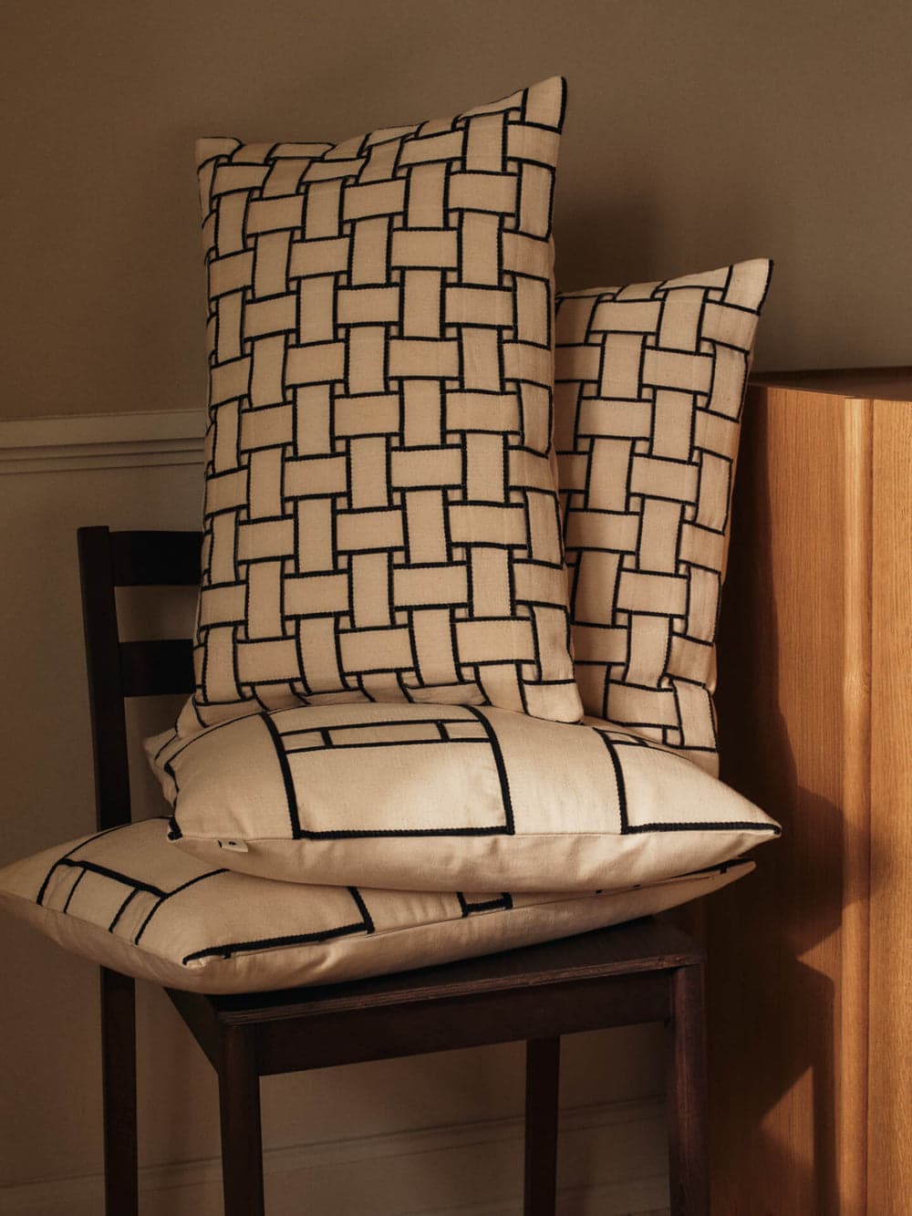 Ferm Living Lattice Offset Cushion - Off-White/Black — фото 3