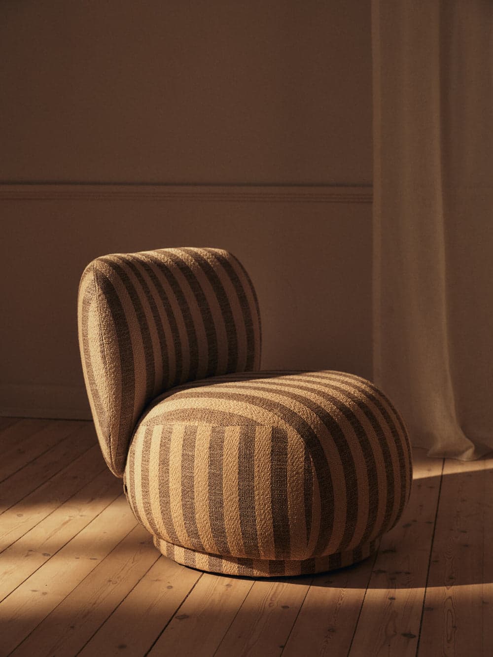 Ferm Living Rico Piccolo Lounge Chair - Louisiana - Sand/Off-White — фото 3