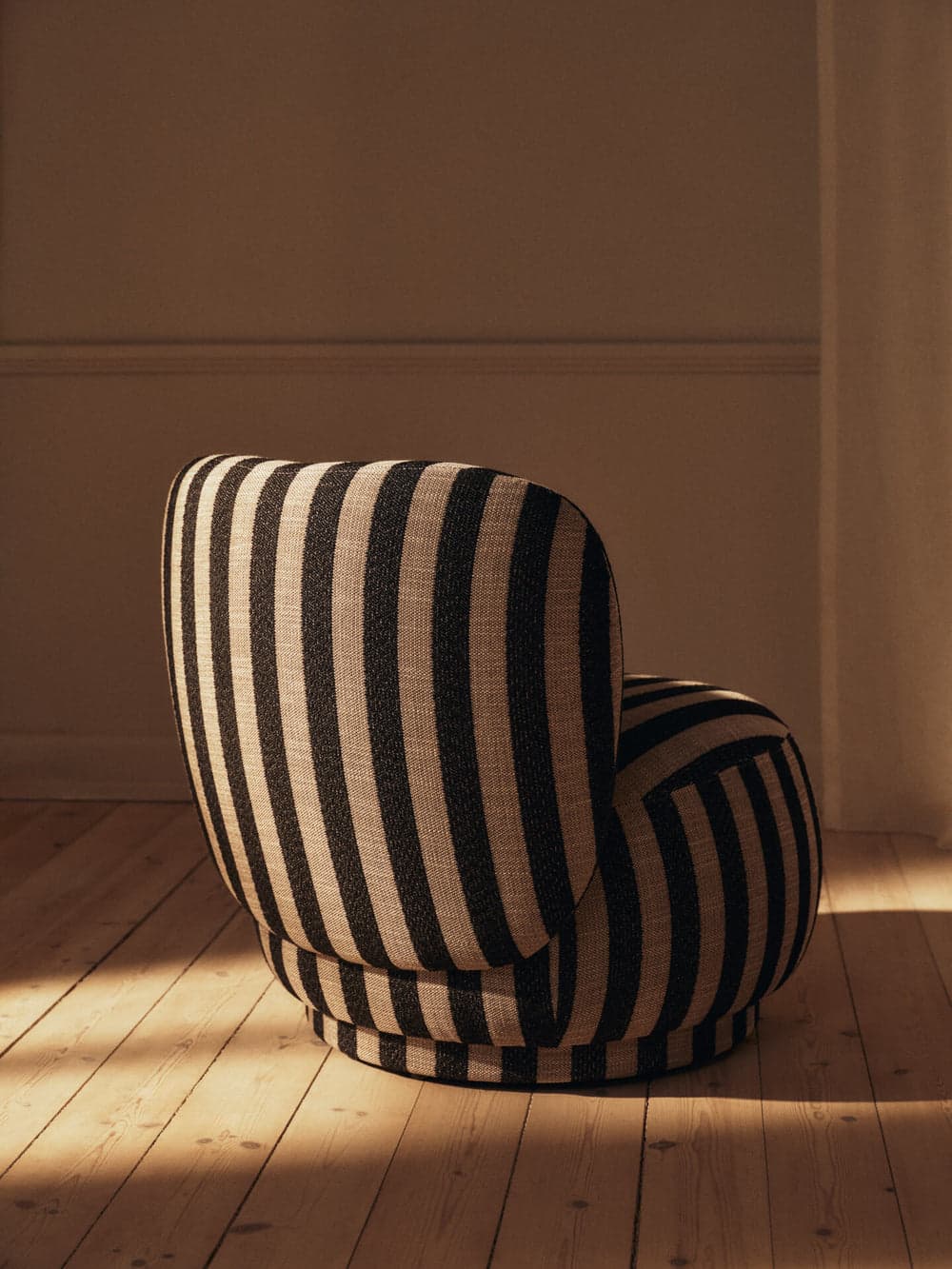Ferm Living Rico Piccolo Lounge Chair - Louisiana - Sand/Black — фото 3