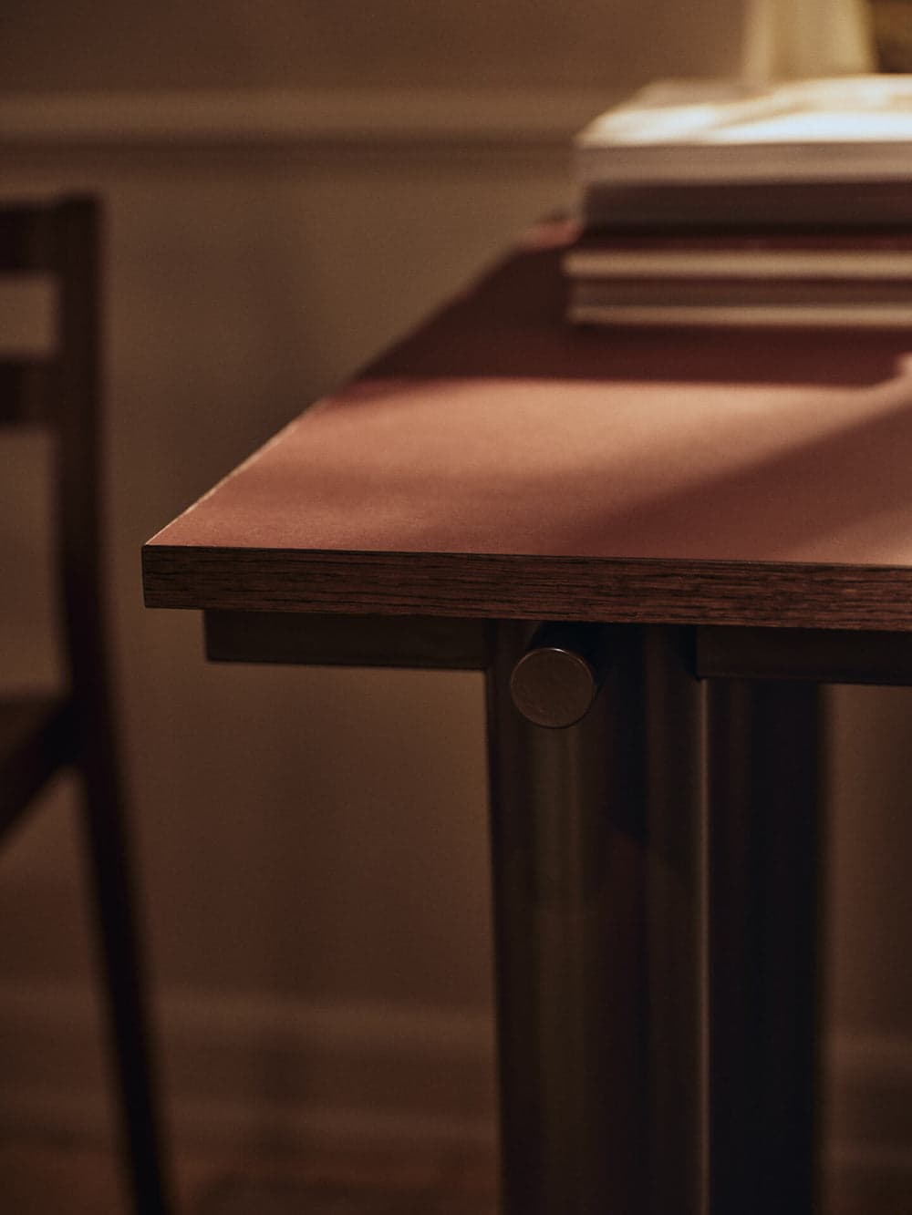 Ferm Living Atura Dining Table - Dark Chocolate/Burgundy Linoleum — фото 7