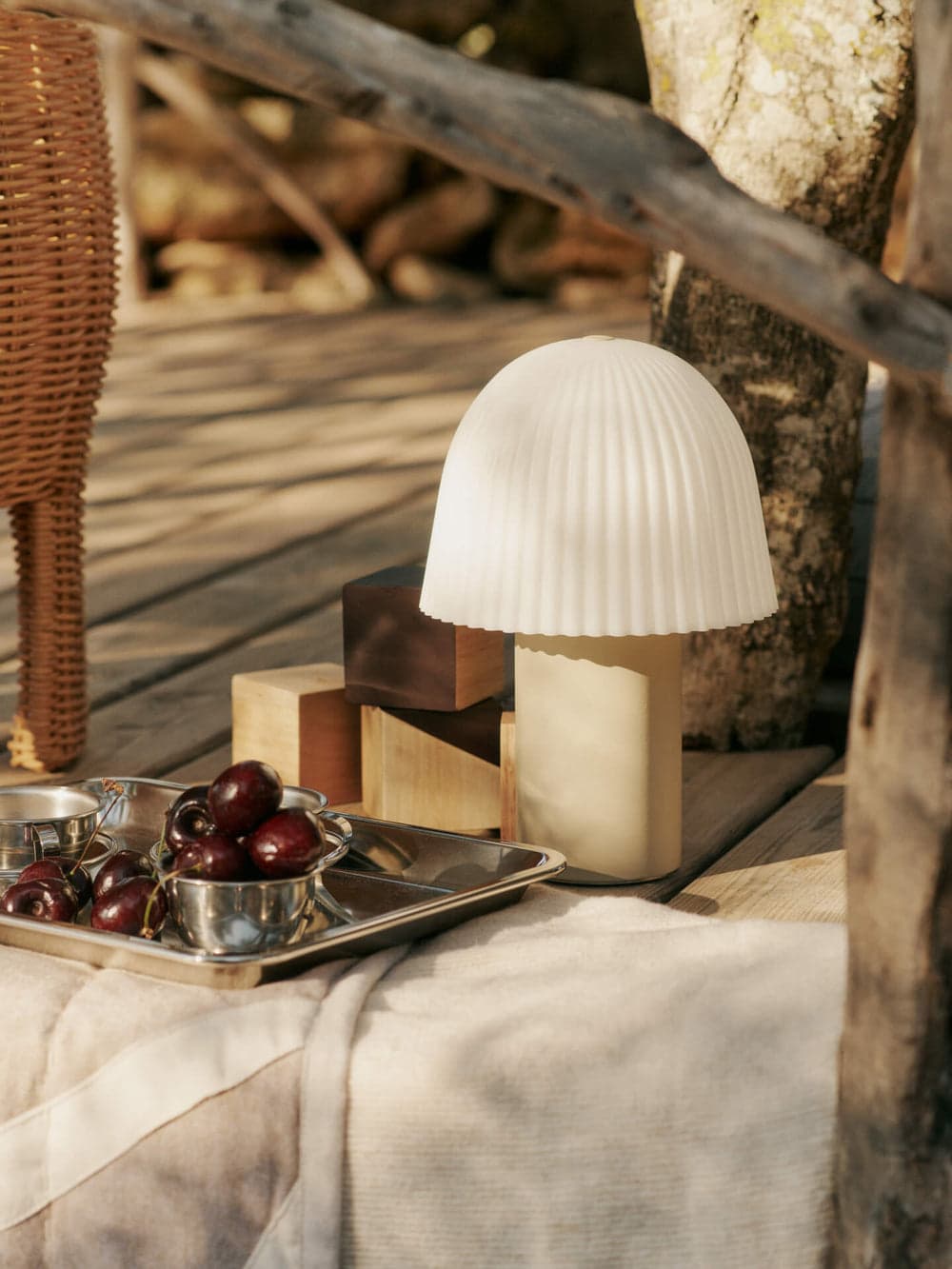 Ferm Living Frill Portable Lamp - Cashmere/White — фото 3