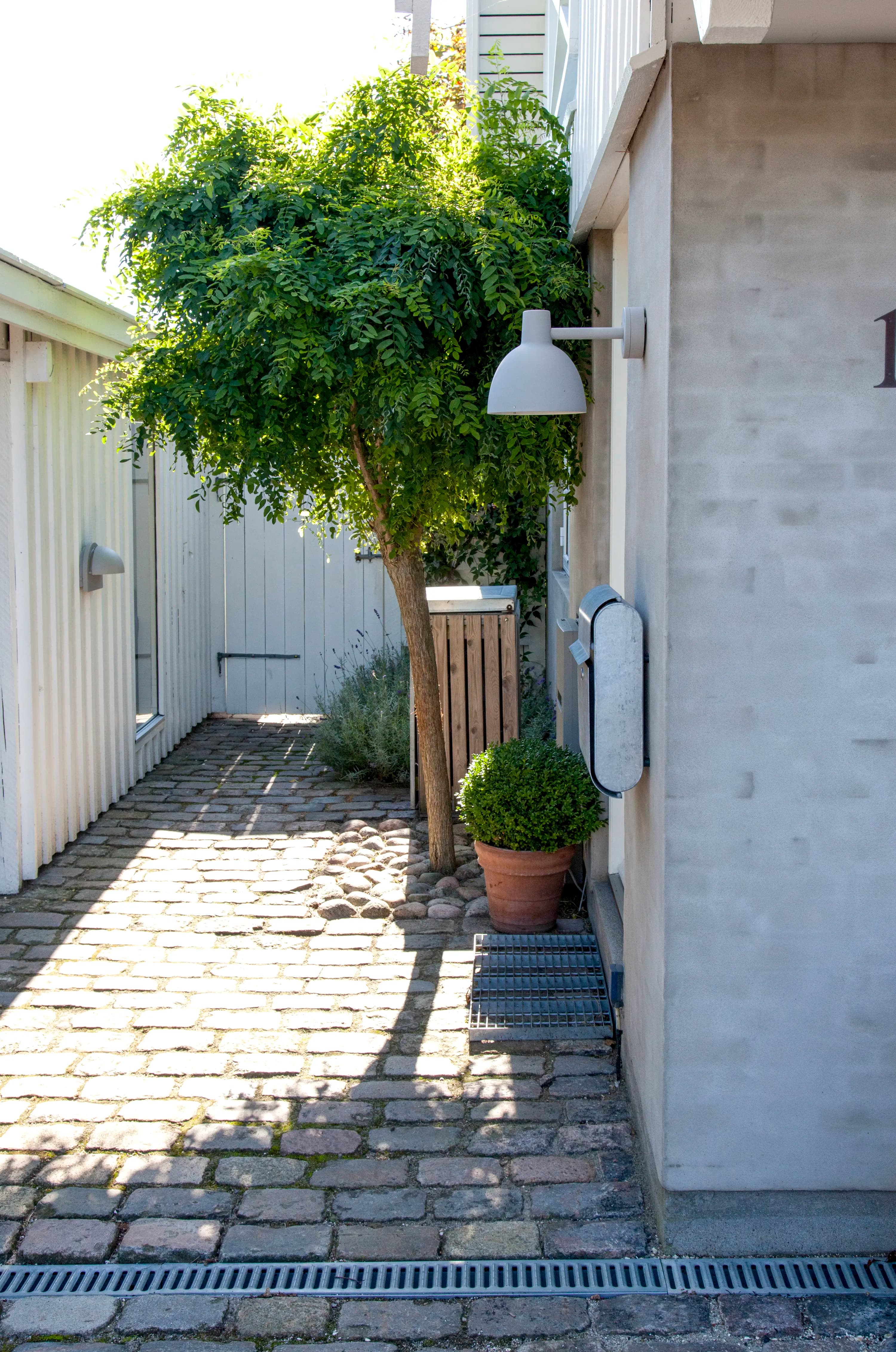 Louis Poulsen Toldbod 220 Outdoor Wall Lamp Black texture Ø 220 — фото 3
