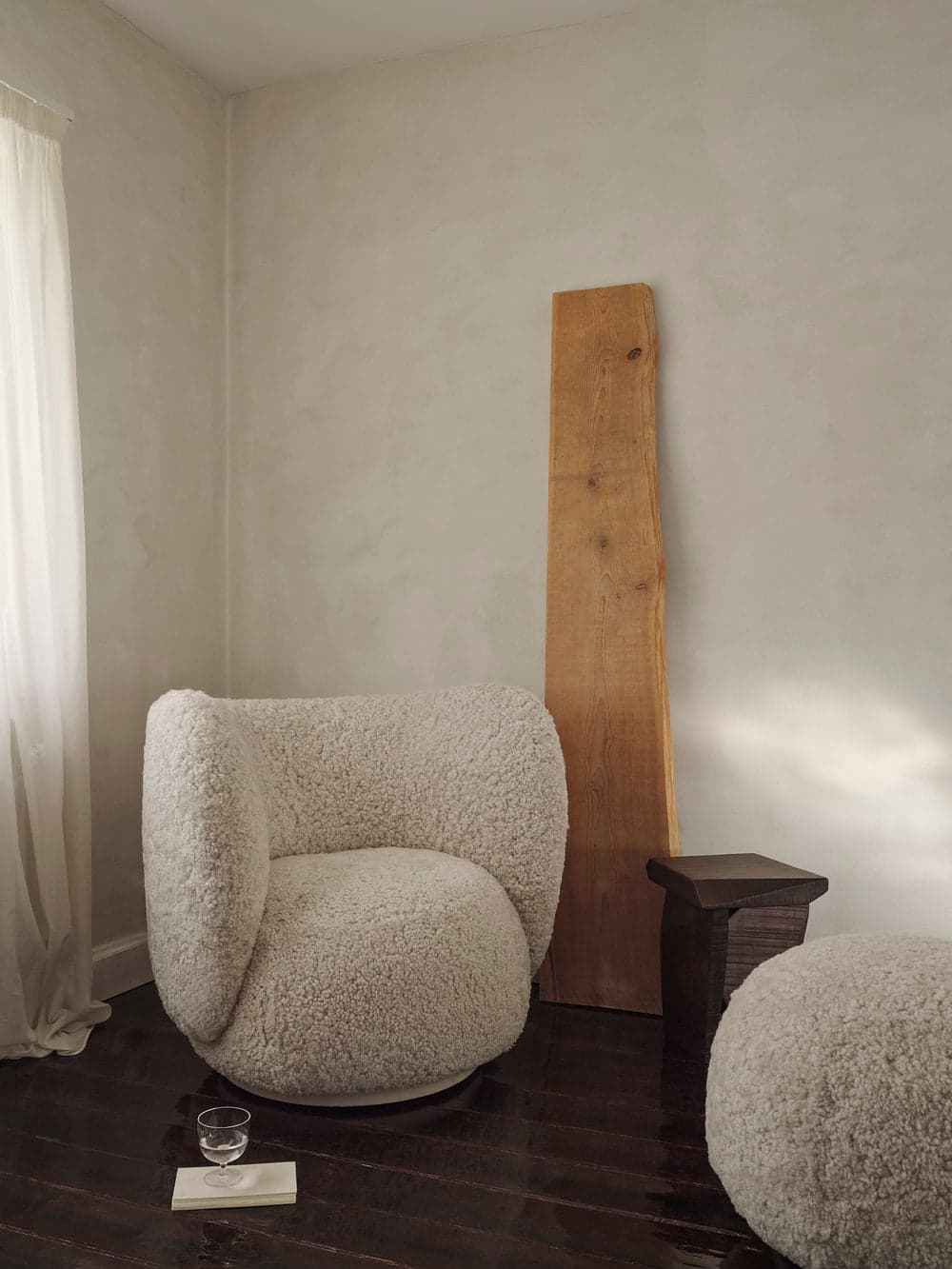 Ferm Living Rico Lounge Chair - Swivel - Sheepskin - Moonlight — фото 3