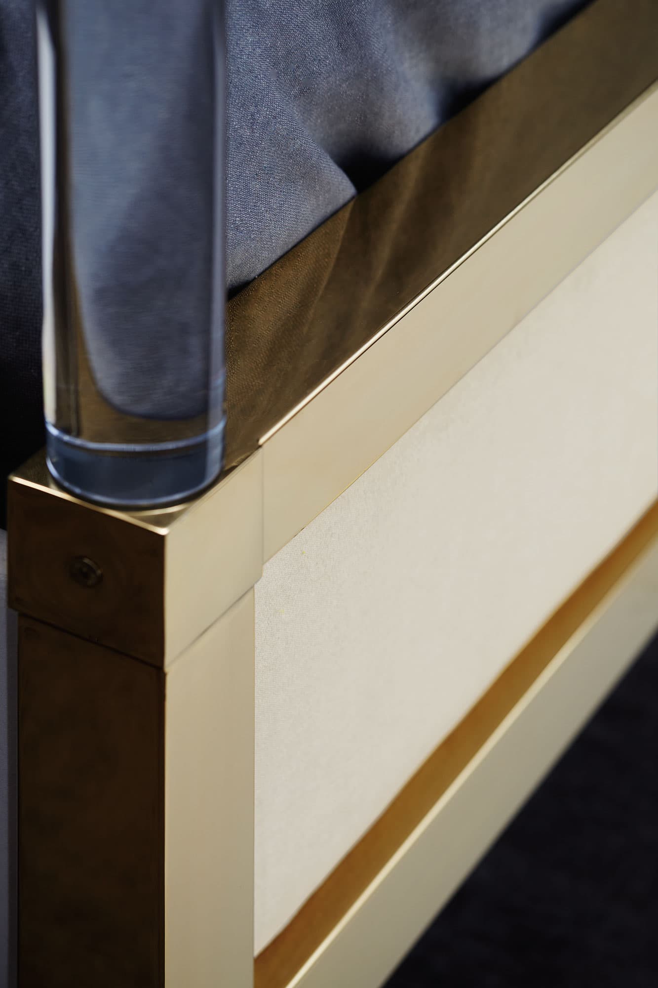 Двуспальная кровать Bernhardt Aiden Acrylic Canopy Upholstered Bed