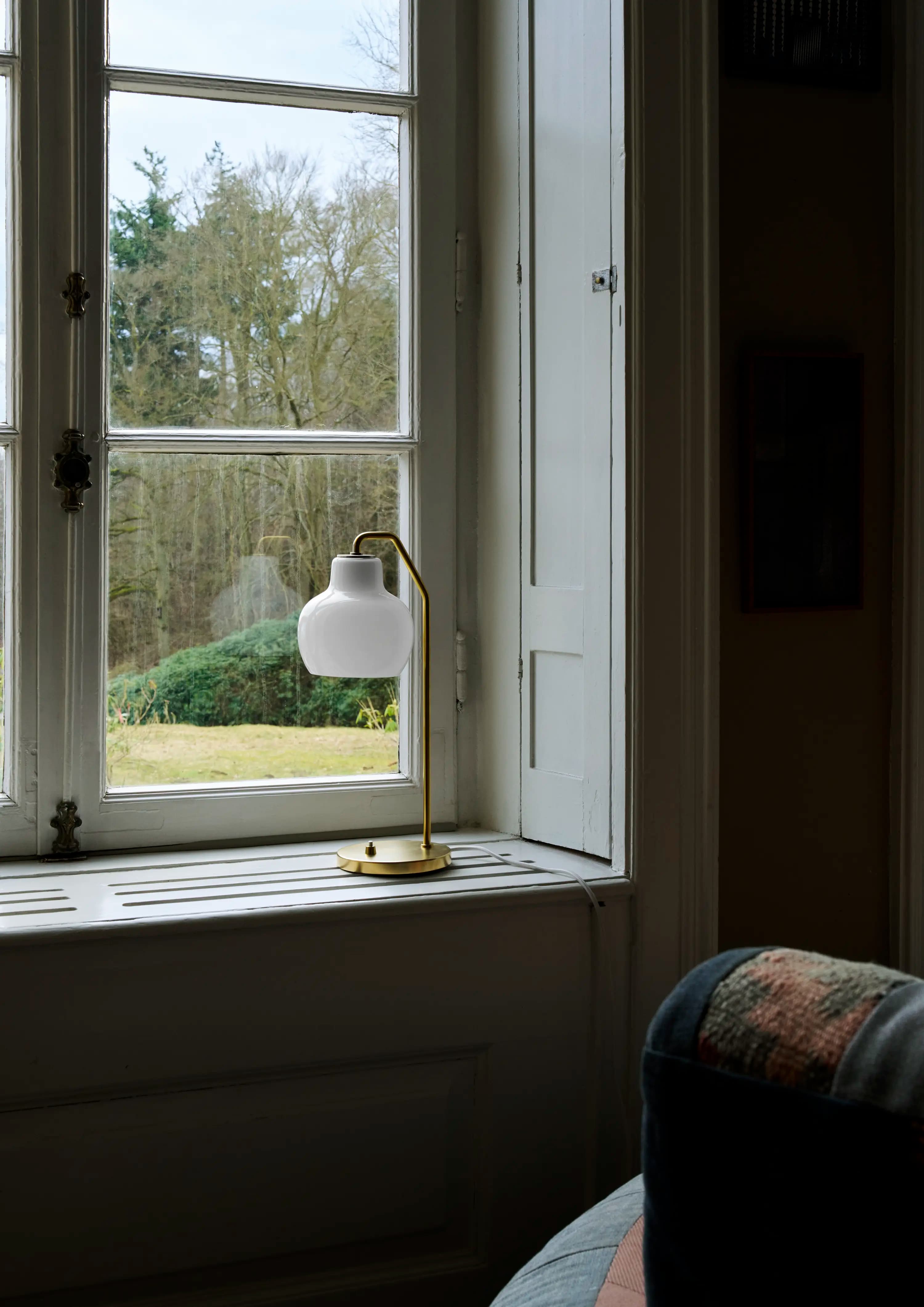 Louis Poulsen VL Ring Crown Table Lamp Brass/opal glass Ø 150 — фото 5