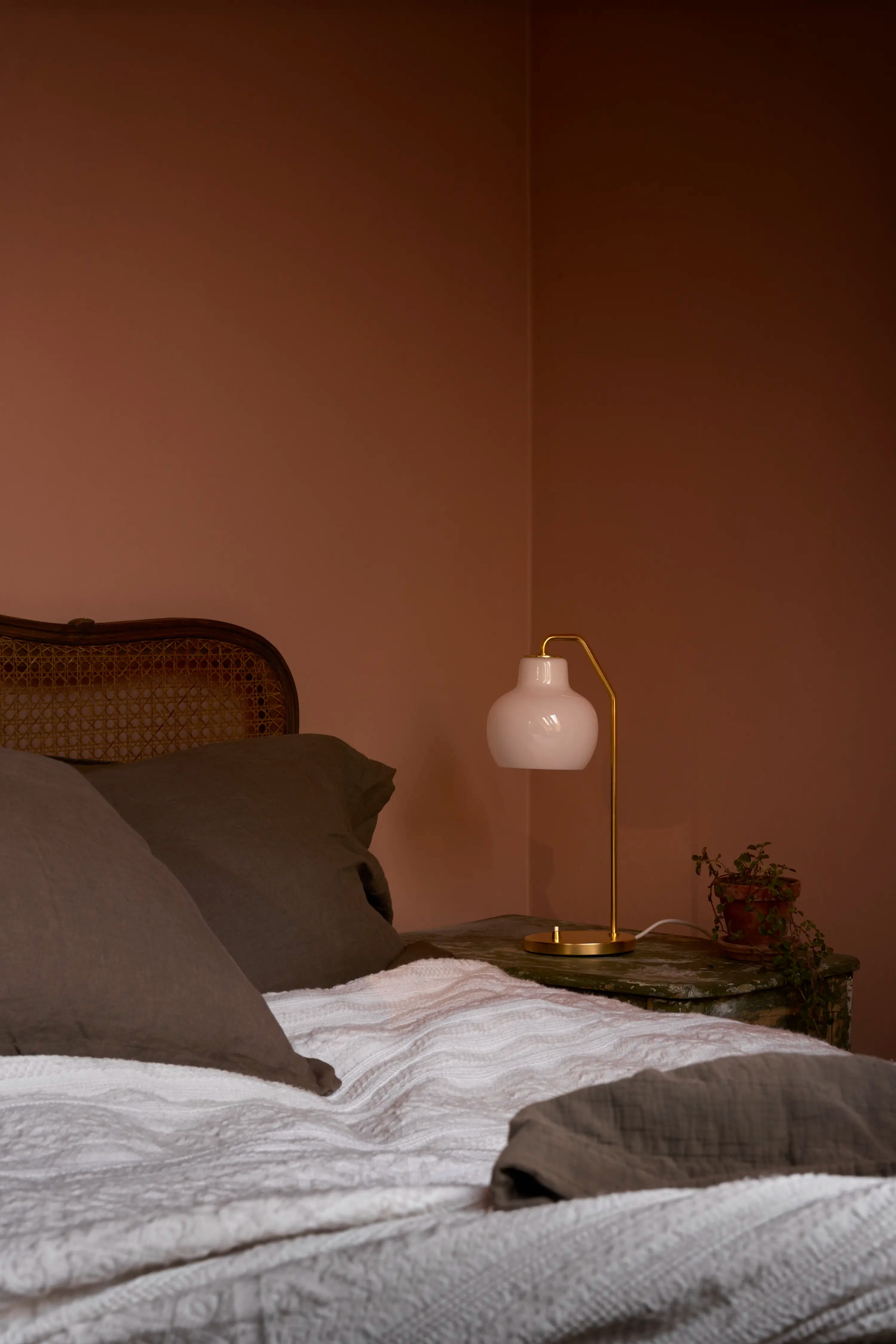 Louis Poulsen VL Ring Crown Table Lamp Brass/opal glass Ø 150 — фото 7