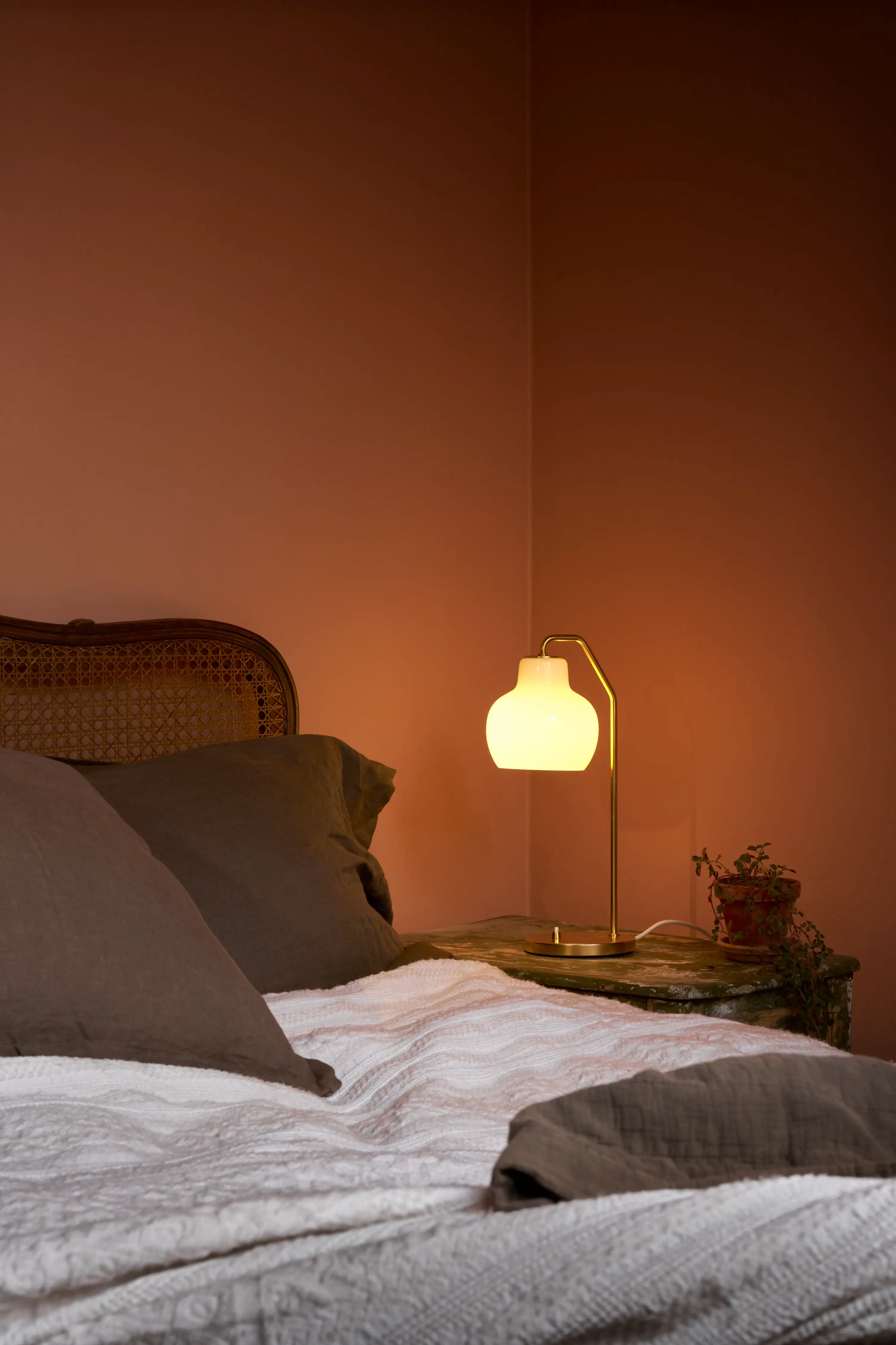 Louis Poulsen VL Ring Crown Table Lamp Brass/opal glass Ø 150 — фото 6