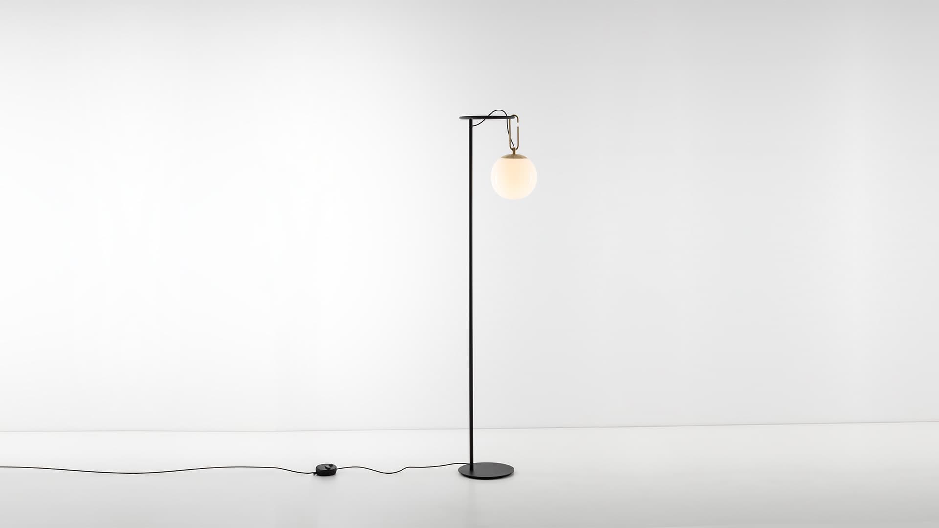 Торшер Artemide nh 22 напольный, чёрный/латунь — фото 1