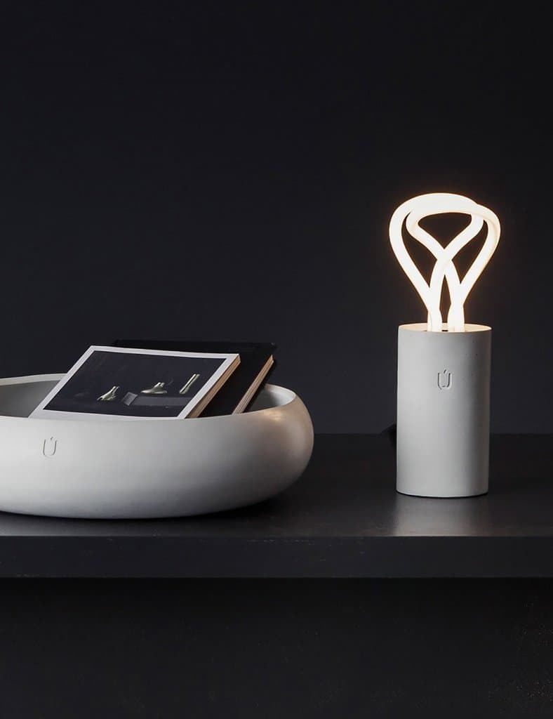 Настольный светильник Plumen LUMI White Concrete Table Lamp By Unrefined — фото 7