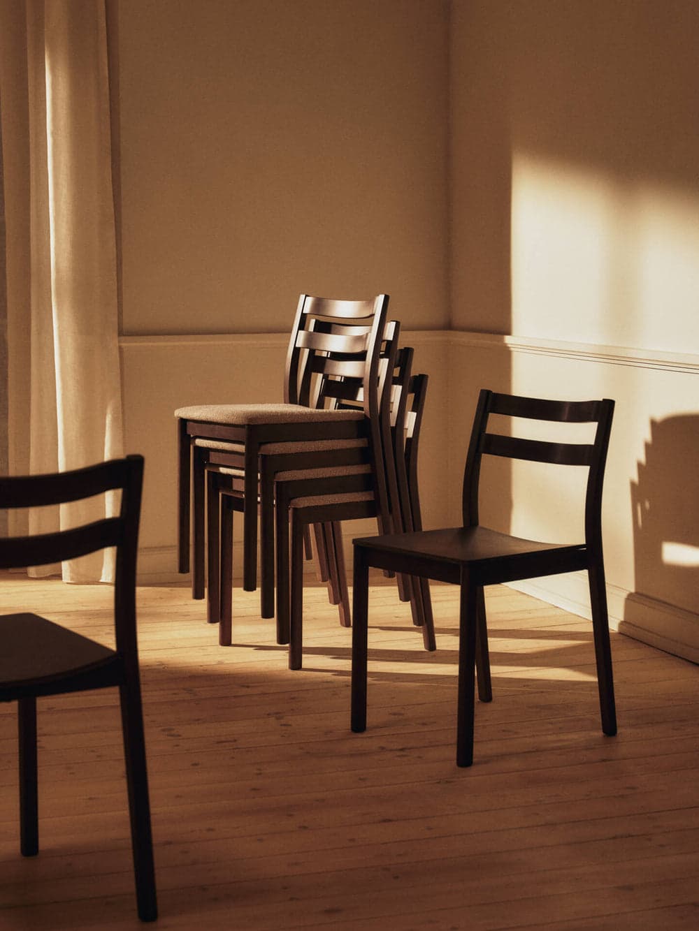 Ferm Living Boda Dining Chair - Upholstered Seat - Soft Bouclé - Dark Stained Beech/Natural — фото 5
