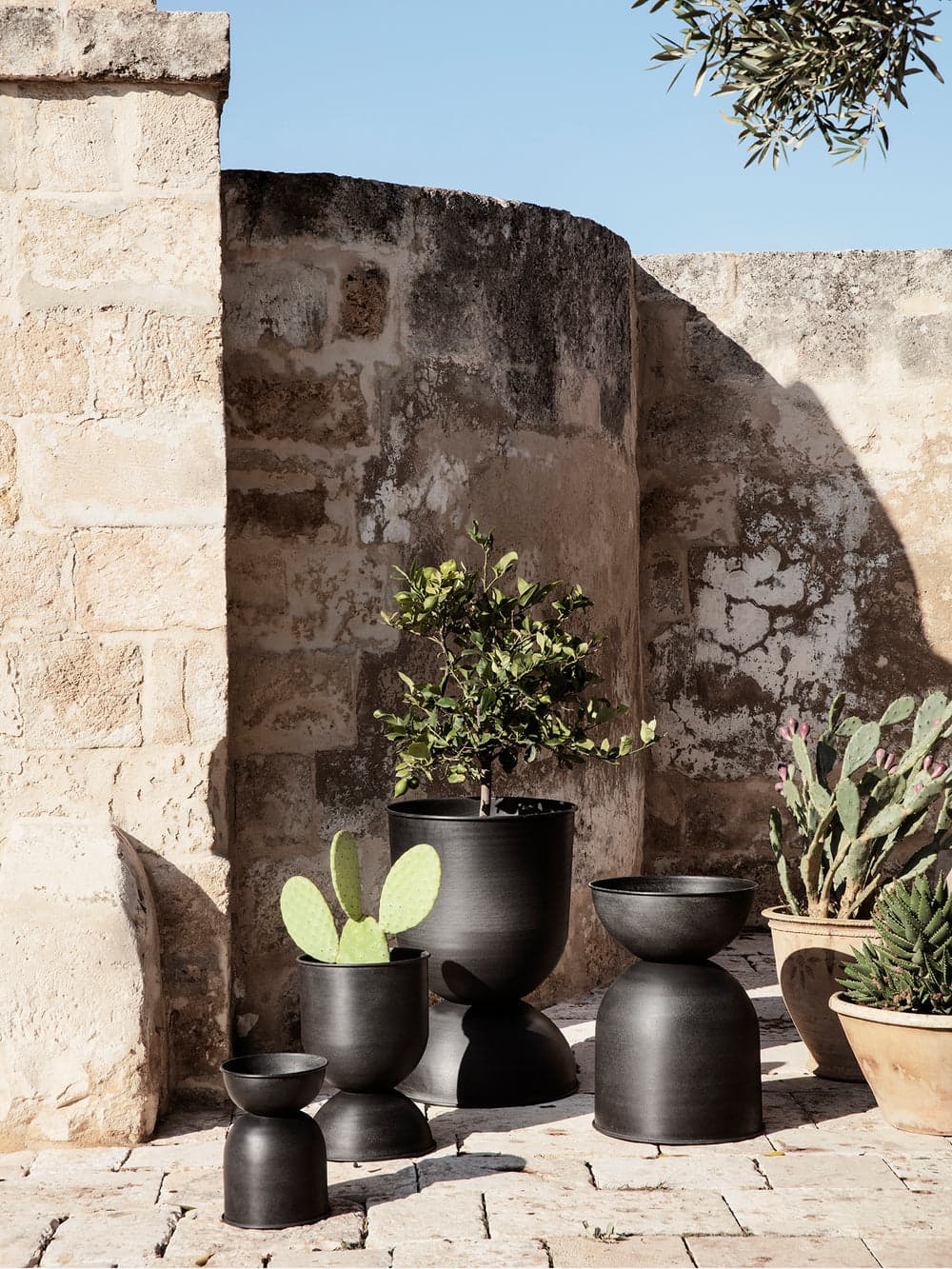 Ferm Living Hourglass Pot - Extra Small - Black — фото 3
