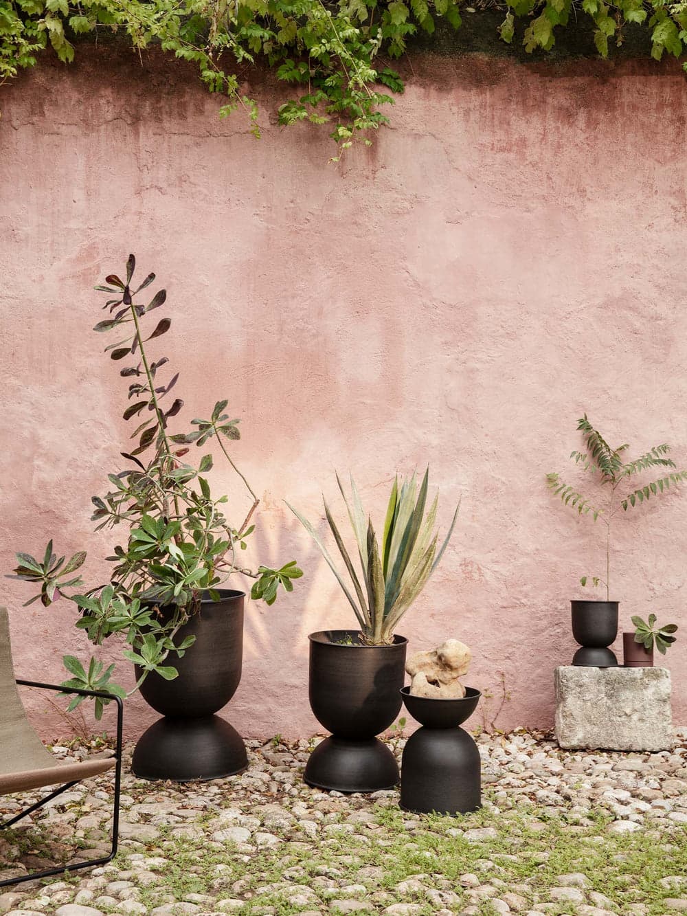Ferm Living Hourglass Pot - Medium - Black — фото 3