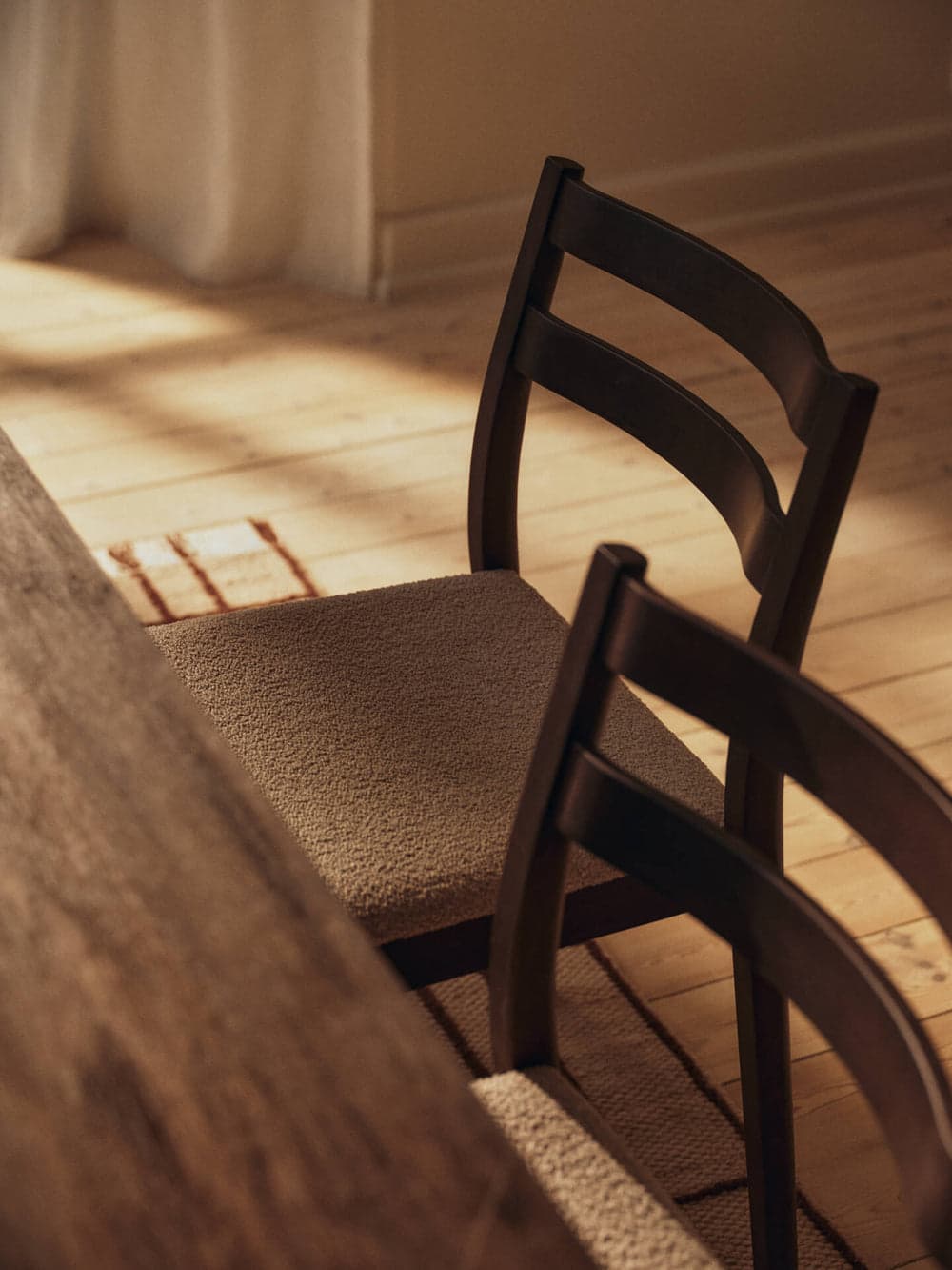 Ferm Living Boda Dining Chair - Upholstered Seat - Soft Bouclé - Dark Stained Beech/Natural — фото 3